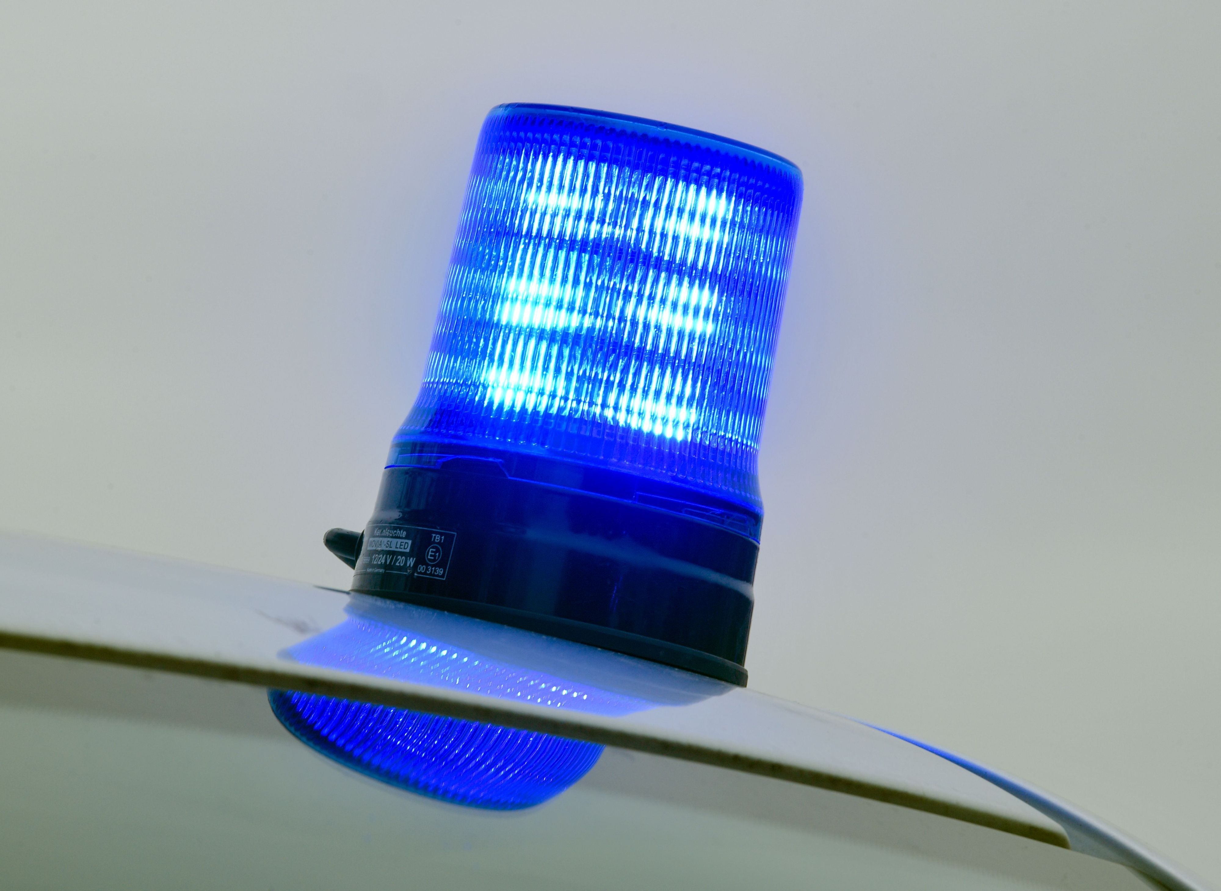 ARCHIV - 21.03.2019, Brandenburg, Fürstenwalde: Ein Blaulicht steht auf dem Dach eines zivilen Fahrzeugs der Polizei. (Symbolbild) (zu dpa: «Autofahrer mit 3,74 Promille am Steuer gestoppt») Foto: Patrick Pleul/dpa-Zentralbild/dpa +++ dpa-Bildfunk +++