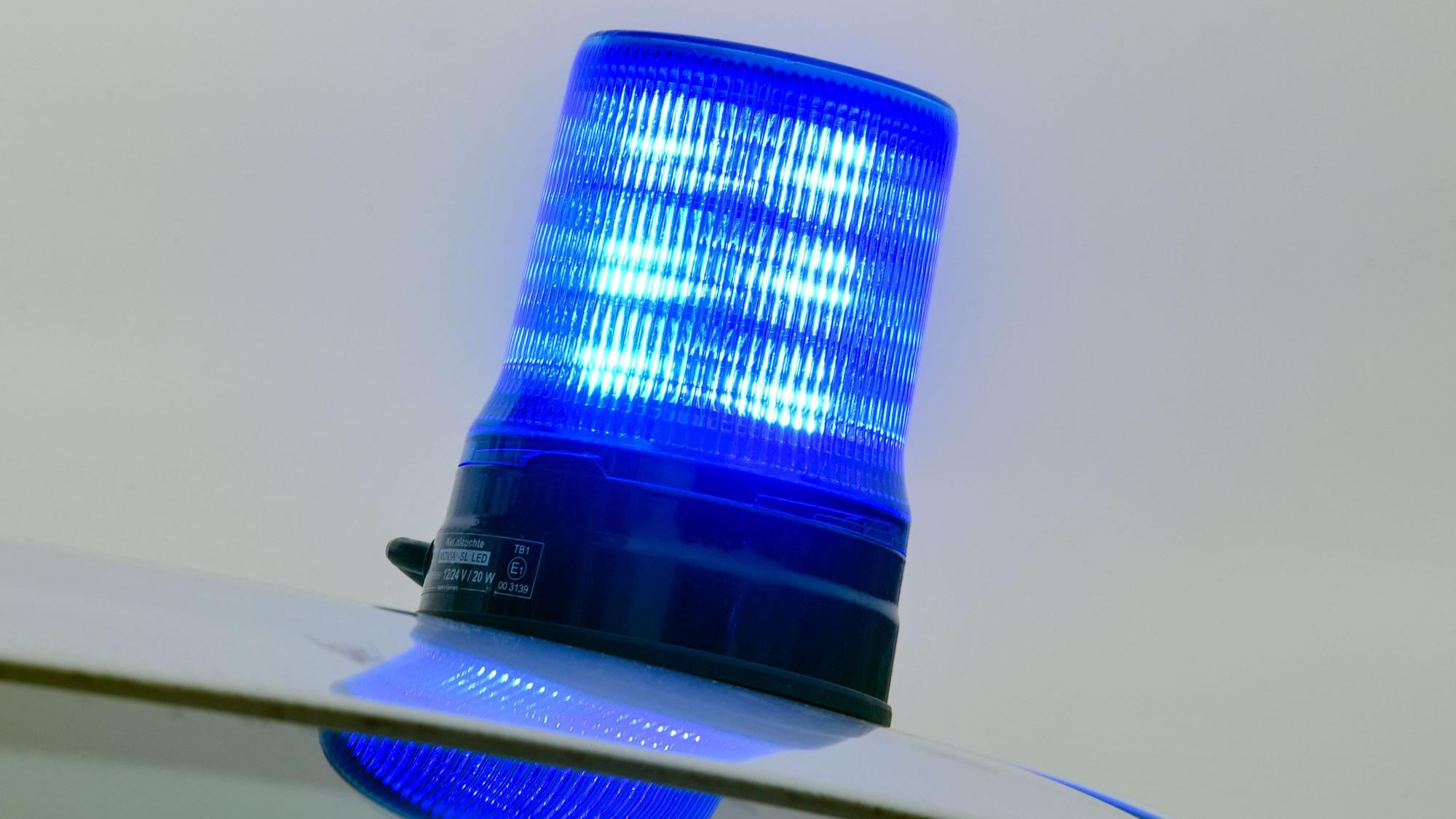 ARCHIV - 21.03.2019, Brandenburg, Fürstenwalde: Ein Blaulicht steht auf dem Dach eines zivilen Fahrzeugs der Polizei. (Symbolbild) (zu dpa: «Autofahrer mit 3,74 Promille am Steuer gestoppt») Foto: Patrick Pleul/dpa-Zentralbild/dpa +++ dpa-Bildfunk +++