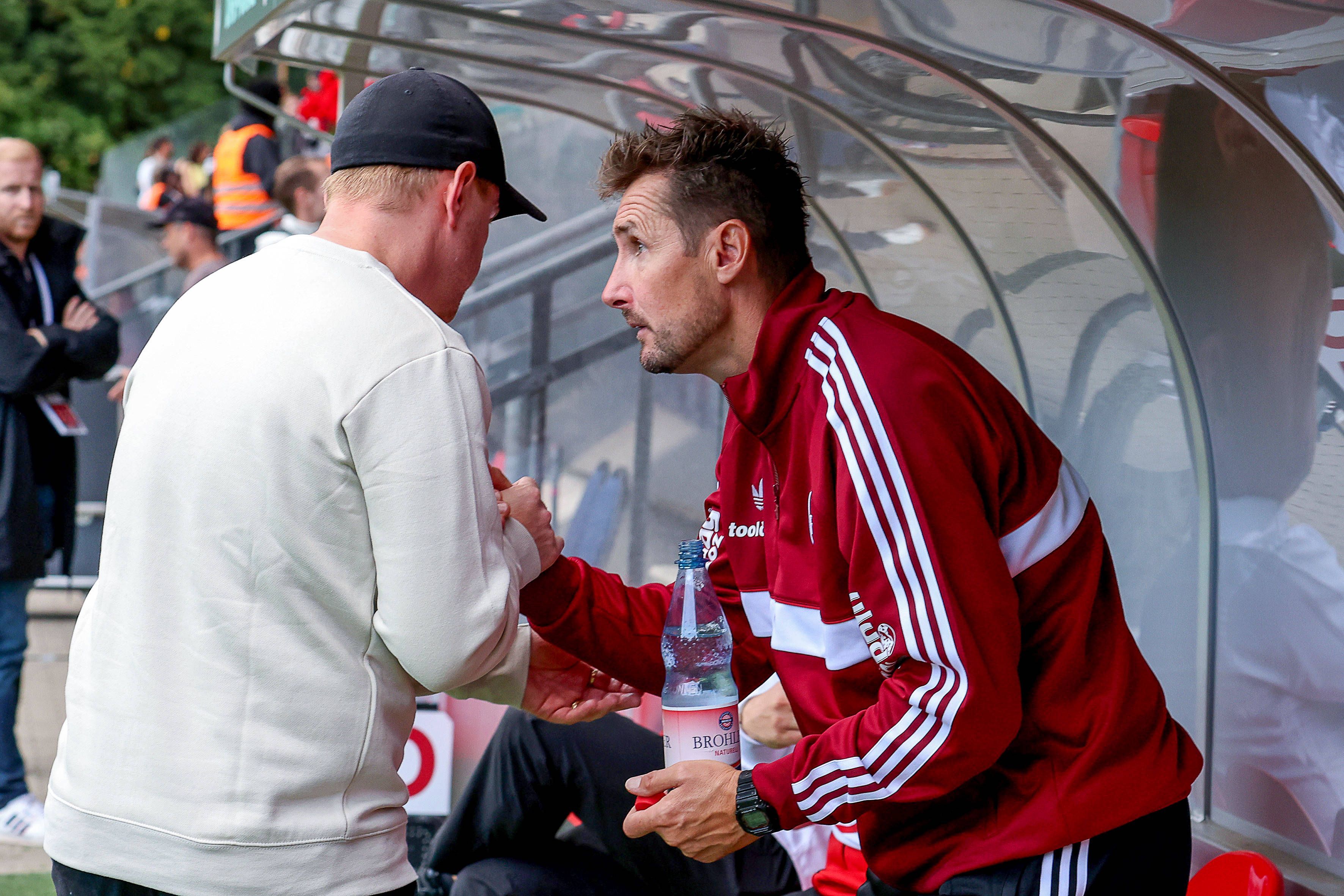 22.08.2026, xsscx, Fußball, DFB-Pokal 1. Runde, Viktoria Köln - 1. FC Nürnberg, Sportpark Höhenberg, Saison 2026 2027: Marian Wilhelm Cheftrainer Viktoria Köln gratuliert Miroslav Klose Cheftrainer 1. FC Nürnberg nach dem Sieg in der ersten Runde des DFB-Pokal DFB regulations prohibit any use of photographs as image sequences and or quasi-video. Photo: xSandraxScherningxPressefotoKochx Nordrhein-Westfalen Deutschland *** August 22, 2026, xsscx, Soccer, DFB Cup First Round, Viktoria Cologne vs. 1. FC Nuremberg, Sportpark Höhenberg, 20262027 Season: Marian Wilhelm, head coach of Viktoria Cologne, congratulates Miroslav Klose, head coach of 1. FC Nuremberg, after the victory in the first round of the DFB Cup. DFB regulations prohibit any use of photographs as image sequences and/or quasi-video. Photo: xSandraxScherningxPressefotoKochx North Rhine-Westphalia, Germany