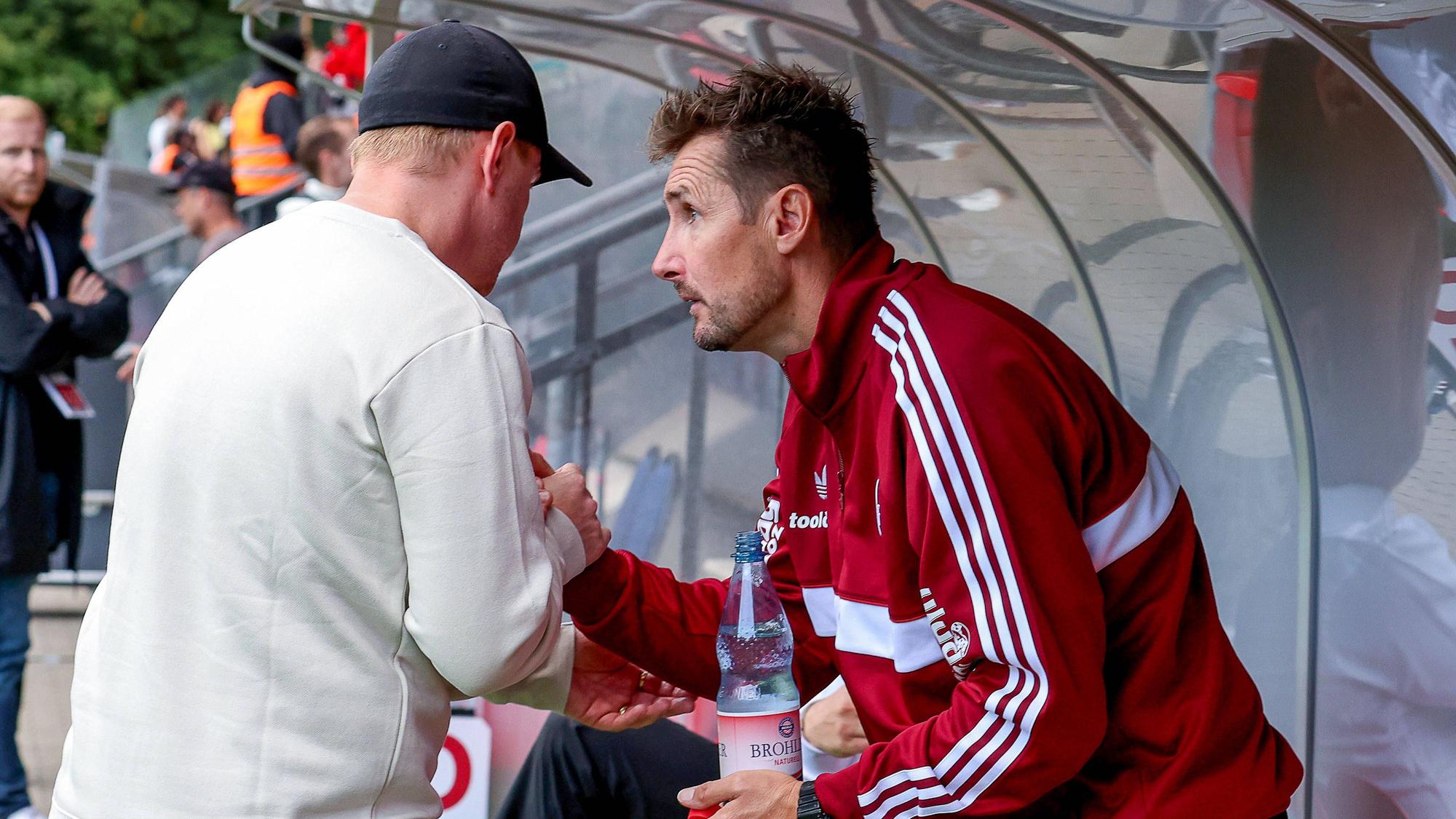 22.08.2026, xsscx, Fußball, DFB-Pokal 1. Runde, Viktoria Köln - 1. FC Nürnberg, Sportpark Höhenberg, Saison 2026 2027: Marian Wilhelm Cheftrainer Viktoria Köln gratuliert Miroslav Klose Cheftrainer 1. FC Nürnberg nach dem Sieg in der ersten Runde des DFB-Pokal DFB regulations prohibit any use of photographs as image sequences and or quasi-video. Photo: xSandraxScherningxPressefotoKochx Nordrhein-Westfalen Deutschland *** August 22, 2026, xsscx, Soccer, DFB Cup First Round, Viktoria Cologne vs. 1. FC Nuremberg, Sportpark Höhenberg, 20262027 Season: Marian Wilhelm, head coach of Viktoria Cologne, congratulates Miroslav Klose, head coach of 1. FC Nuremberg, after the victory in the first round of the DFB Cup. DFB regulations prohibit any use of photographs as image sequences and/or quasi-video. Photo: xSandraxScherningxPressefotoKochx North Rhine-Westphalia, Germany