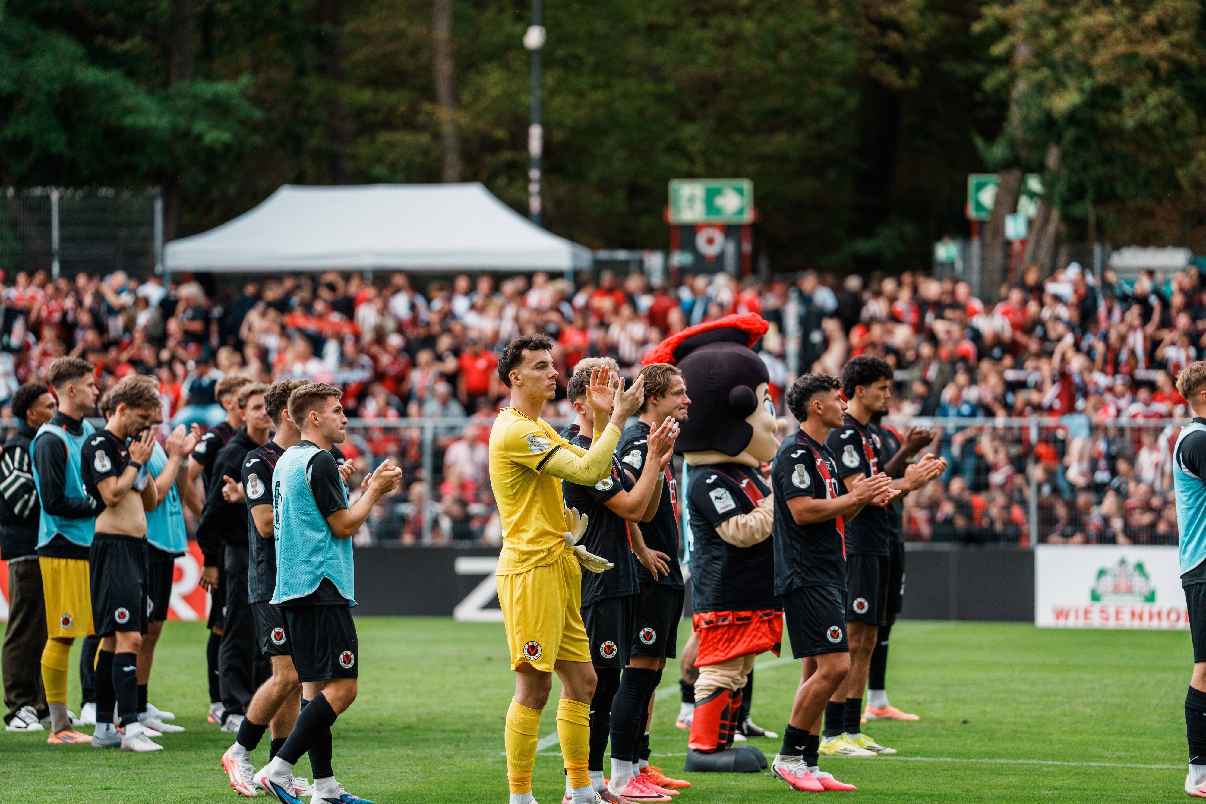 Deutschland, Köln Sportpark Höhenberg: DFB-Pokal, 1. Runde, FC Viktoria Köln - 1. FC Nürnberg, Ausscheiden, Köln vor Fans, Applaus, Dank *** Germany, Cologne, Sportpark Höhenberg, DFB Cup, First Round, FC Viktoria Cologne 1, FC Nuremberg, Elimination, Cologne, in front of fans, Applause, Thanks Copyright: xThiemoxRudolphx