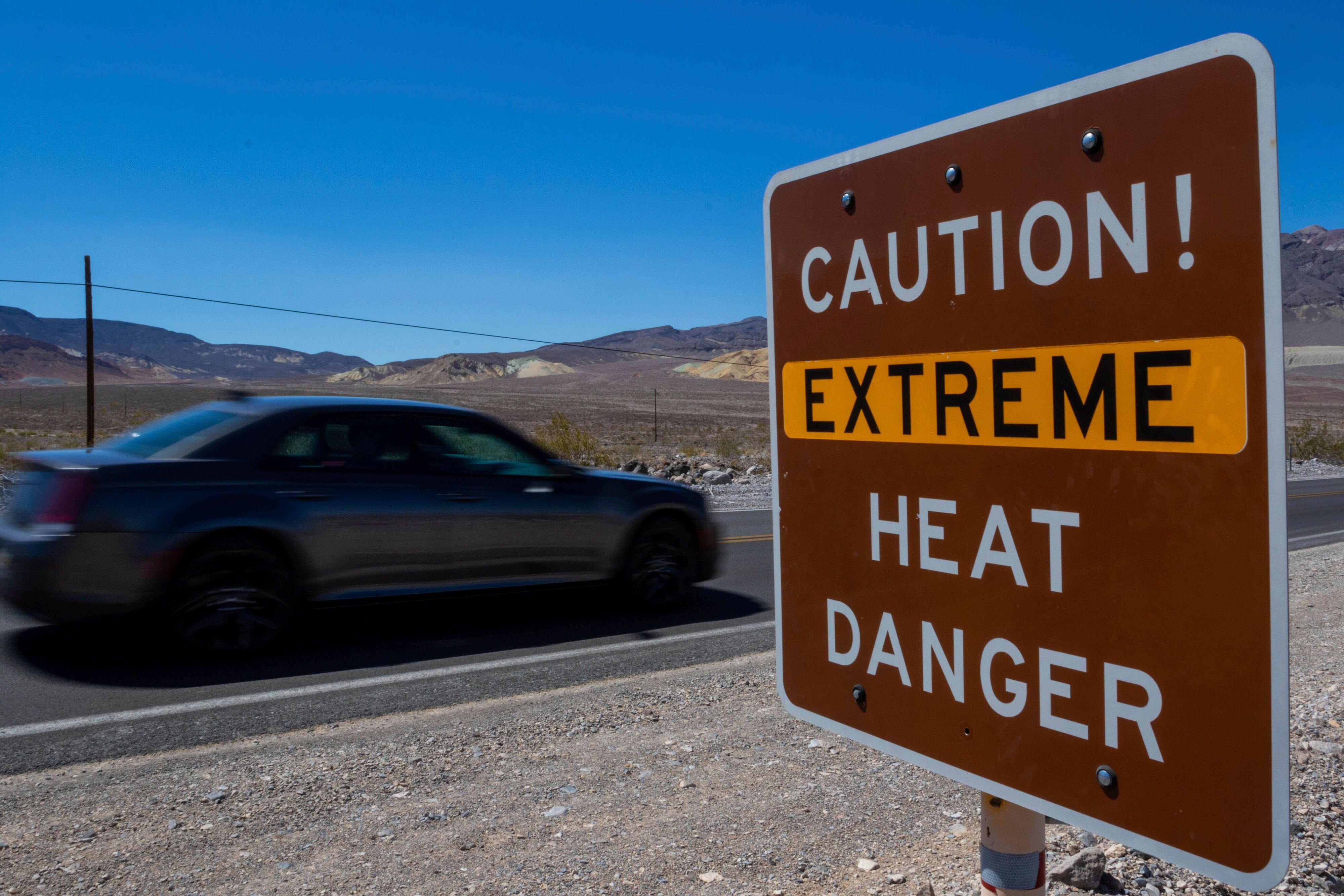 Ein Schild warnt vor extremer Hitze im Death Valley National Park in Kalifornien.