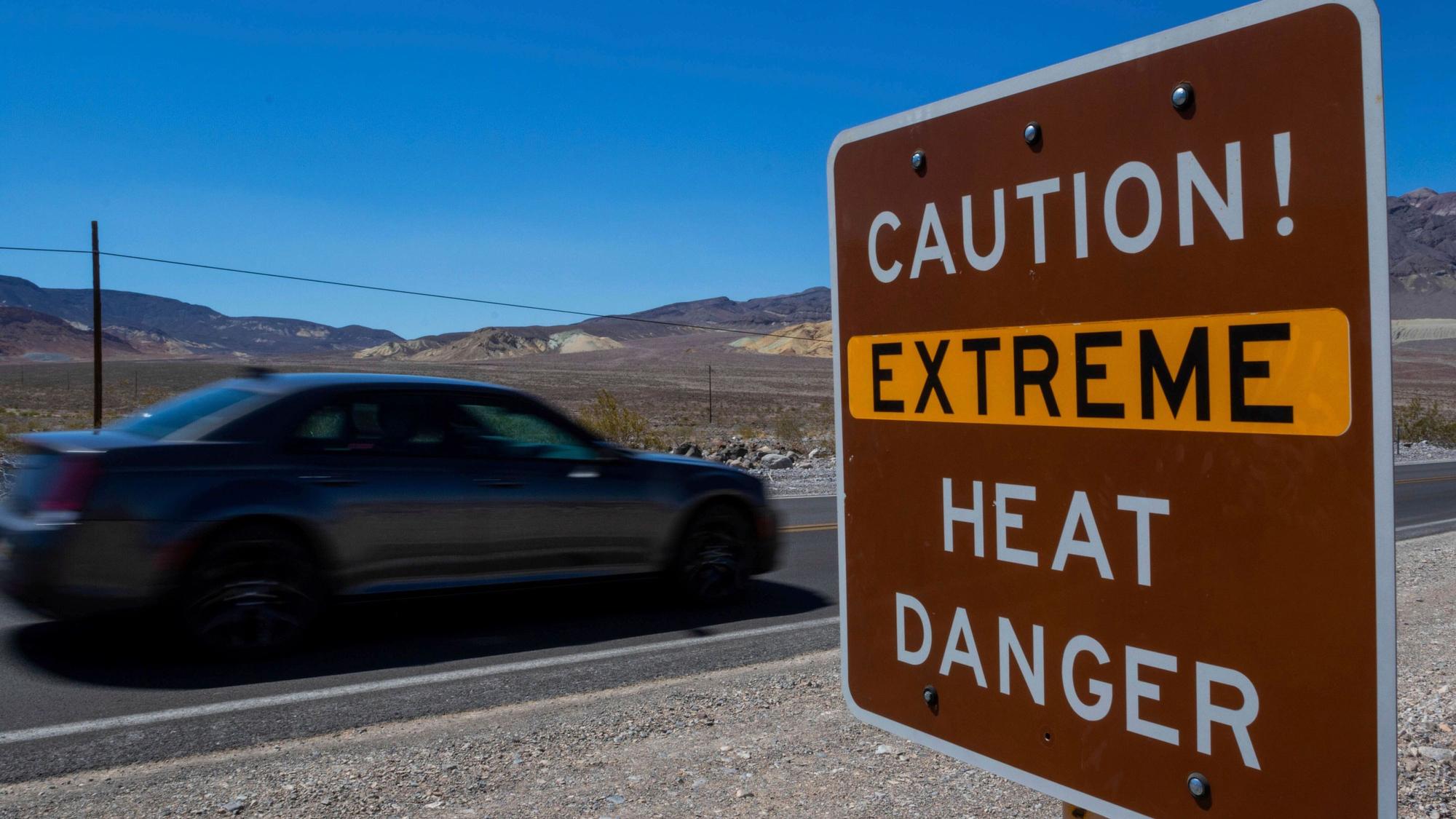 Ein Schild warnt vor extremer Hitze im Death Valley National Park in Kalifornien.
