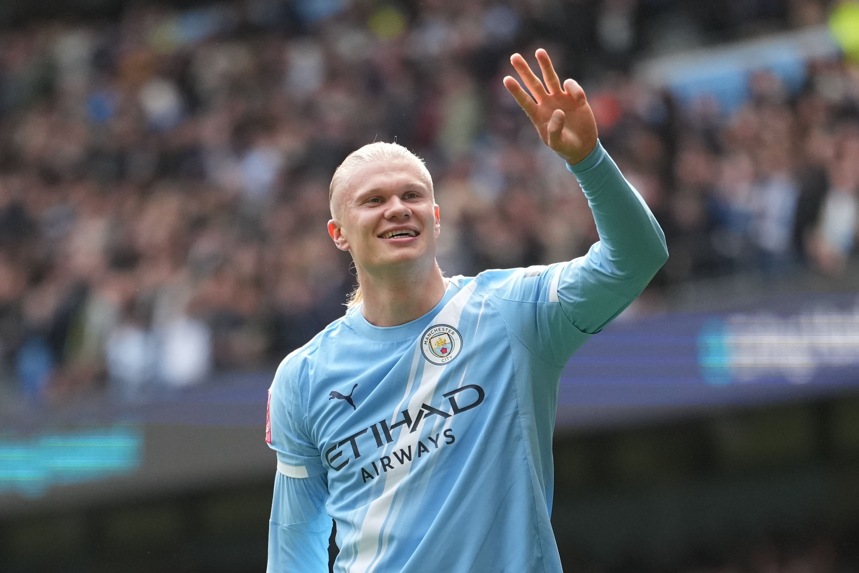 Erling Haaland von Manchester City jubelt nach seinem dritten Tor zum 4:0.
