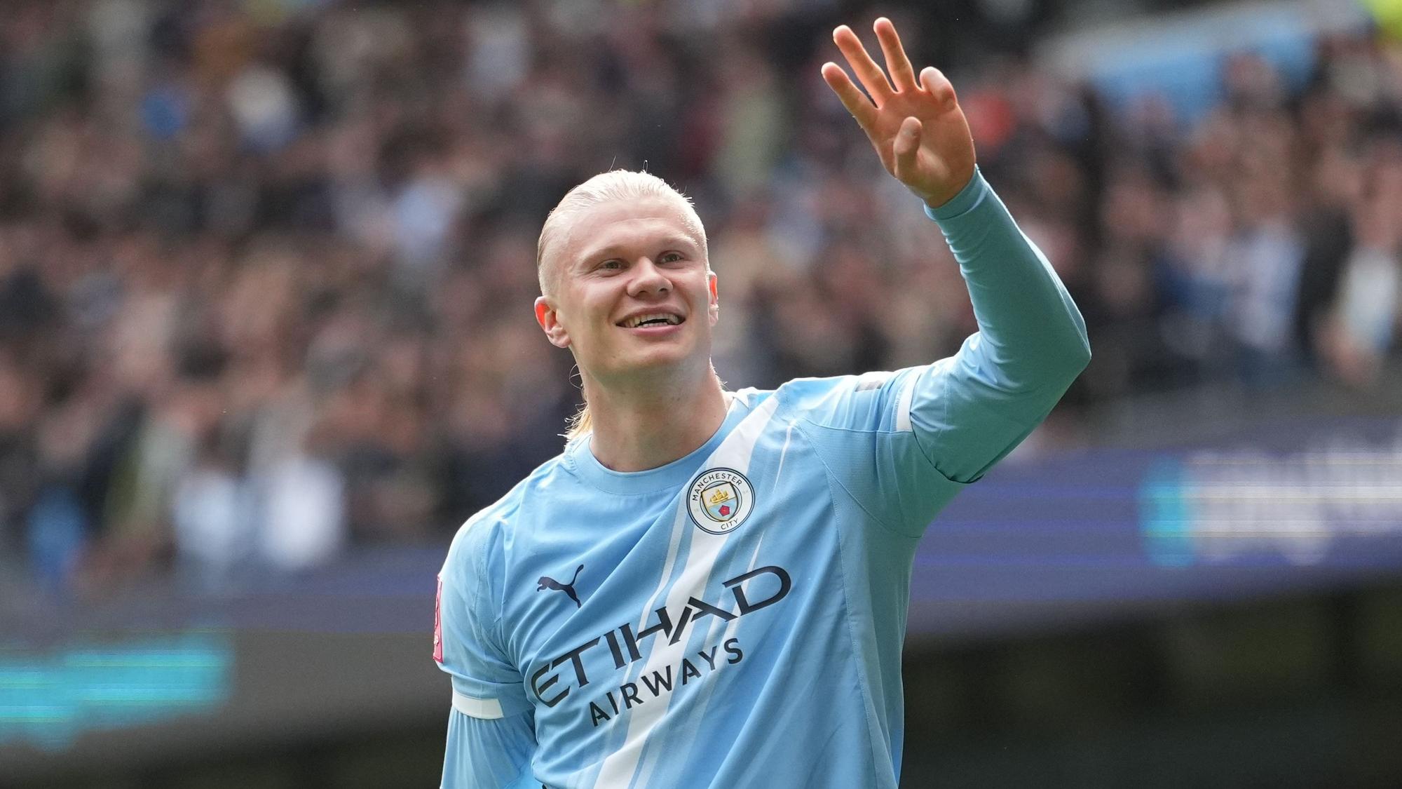 Erling Haaland von Manchester City jubelt nach seinem dritten Tor zum 4:0.