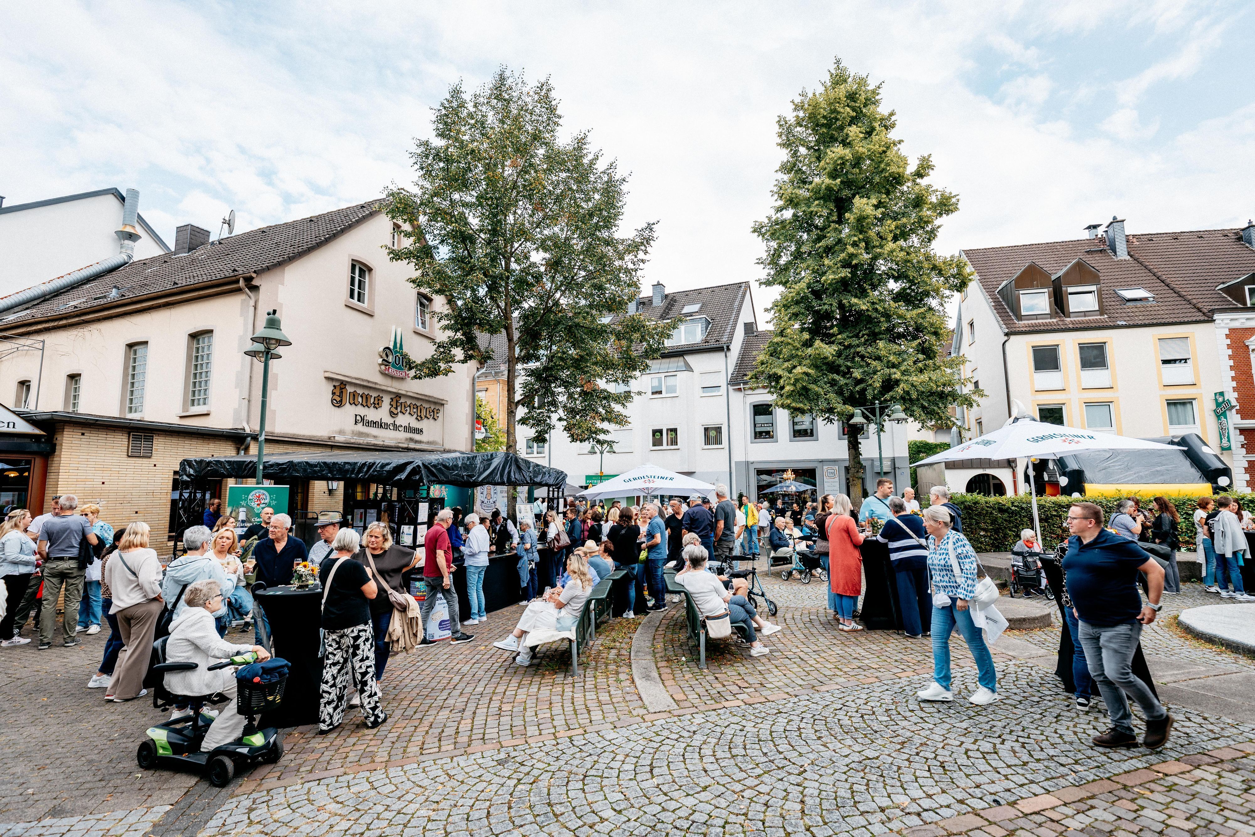 Das Wein- wurde zum Nachbarschaftsfest.