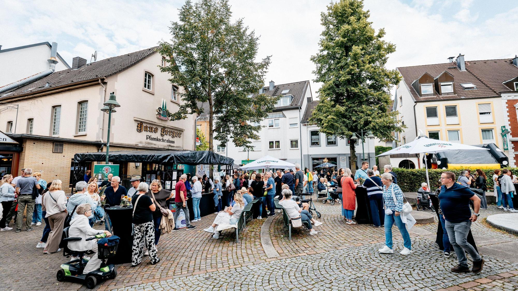Das Wein- wurde zum Nachbarschaftsfest.