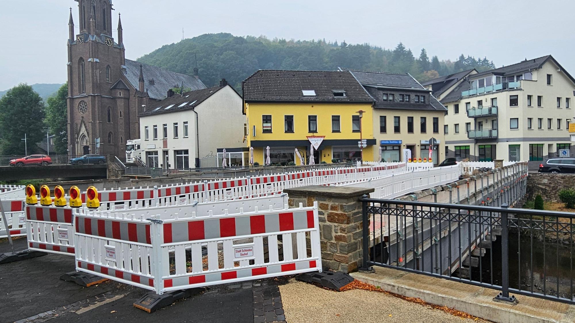 Die Olefbrücke an der Dreiborner Straße in Gemünd ist mit rot-weißen Absperrbaken zugestellt.