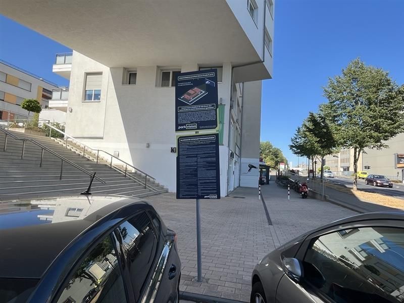 Die Park-Schilder vor dem Medizinischen Zentrum in Hürth: Jede Menge Kleingedrucktes.