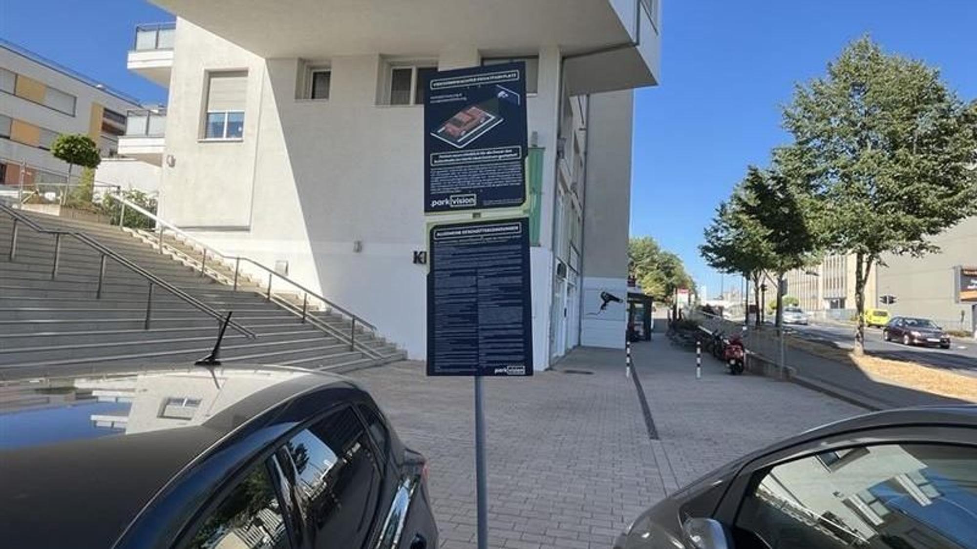 Die Park-Schilder vor dem Medizinischen Zentrum in Hürth: Jede Menge Kleingedrucktes.