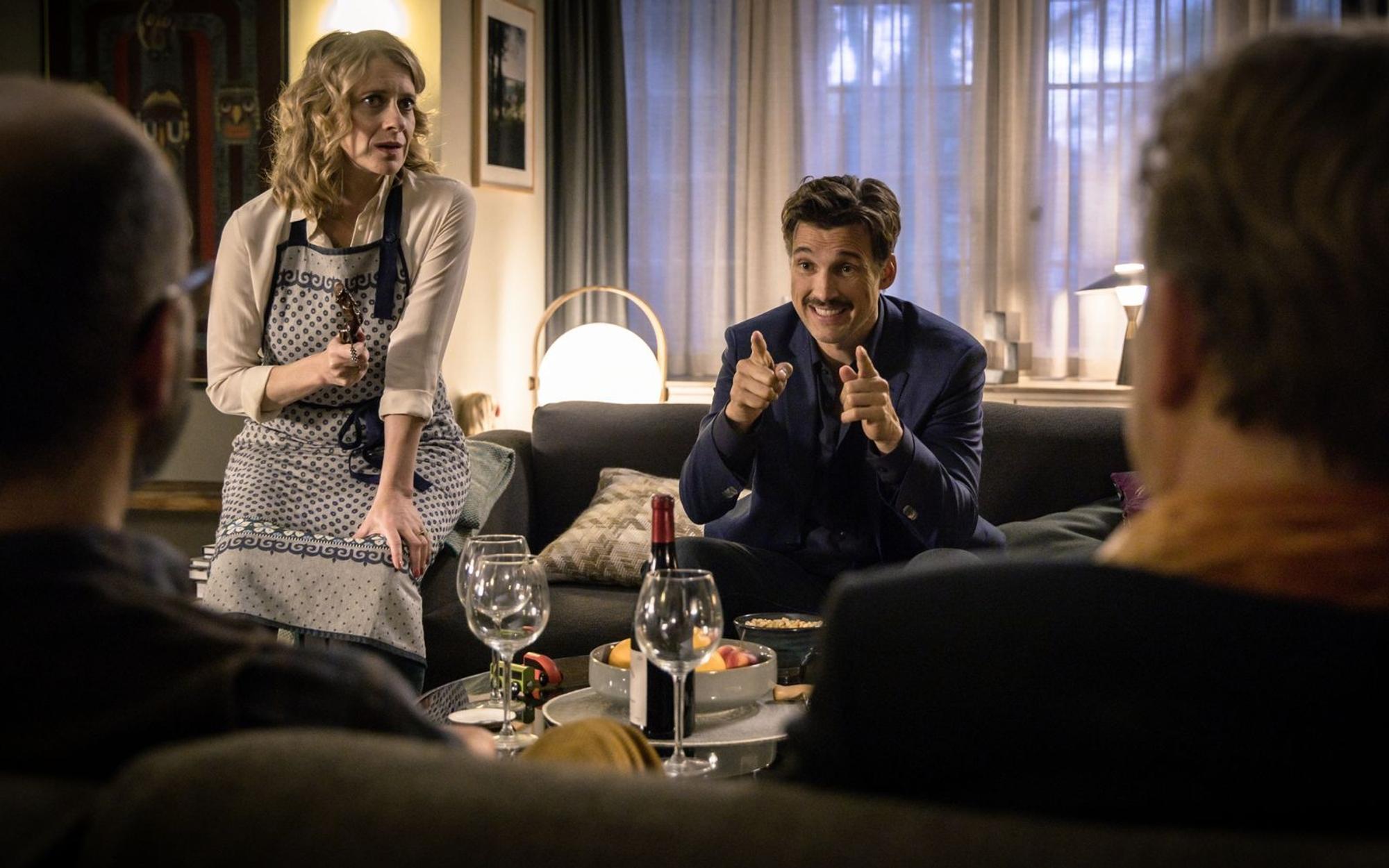 Elisabeth (Caroline Peters) hält die Idee ihres Bruders (Florian David Fitz), sein erstes Kind Adolf zu nennen, für nicht besonders gut. Trotzdem versucht sie, friedlich zu bleiben. (Bild: ARD Degeto / 2018 Constantin Film)