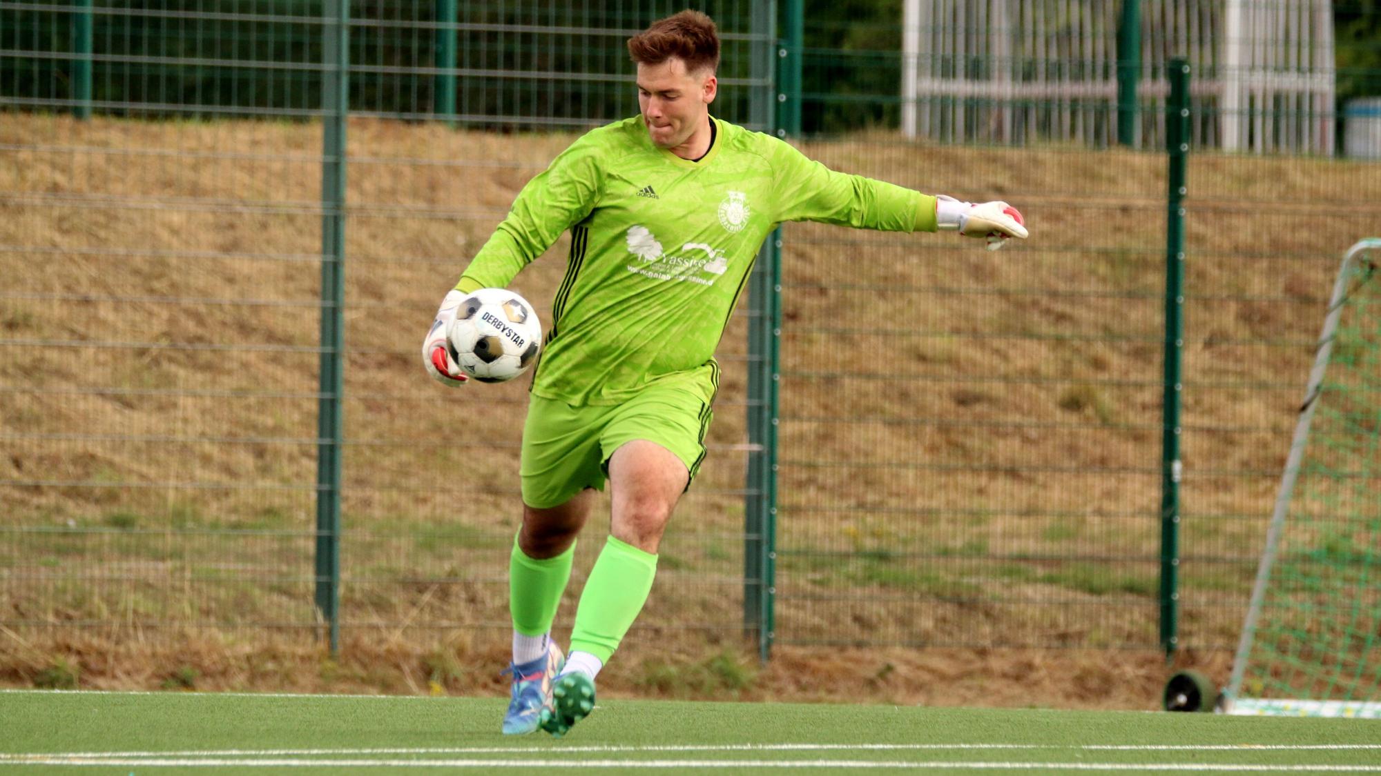 Mechernichs Torwart beim Abschlag.