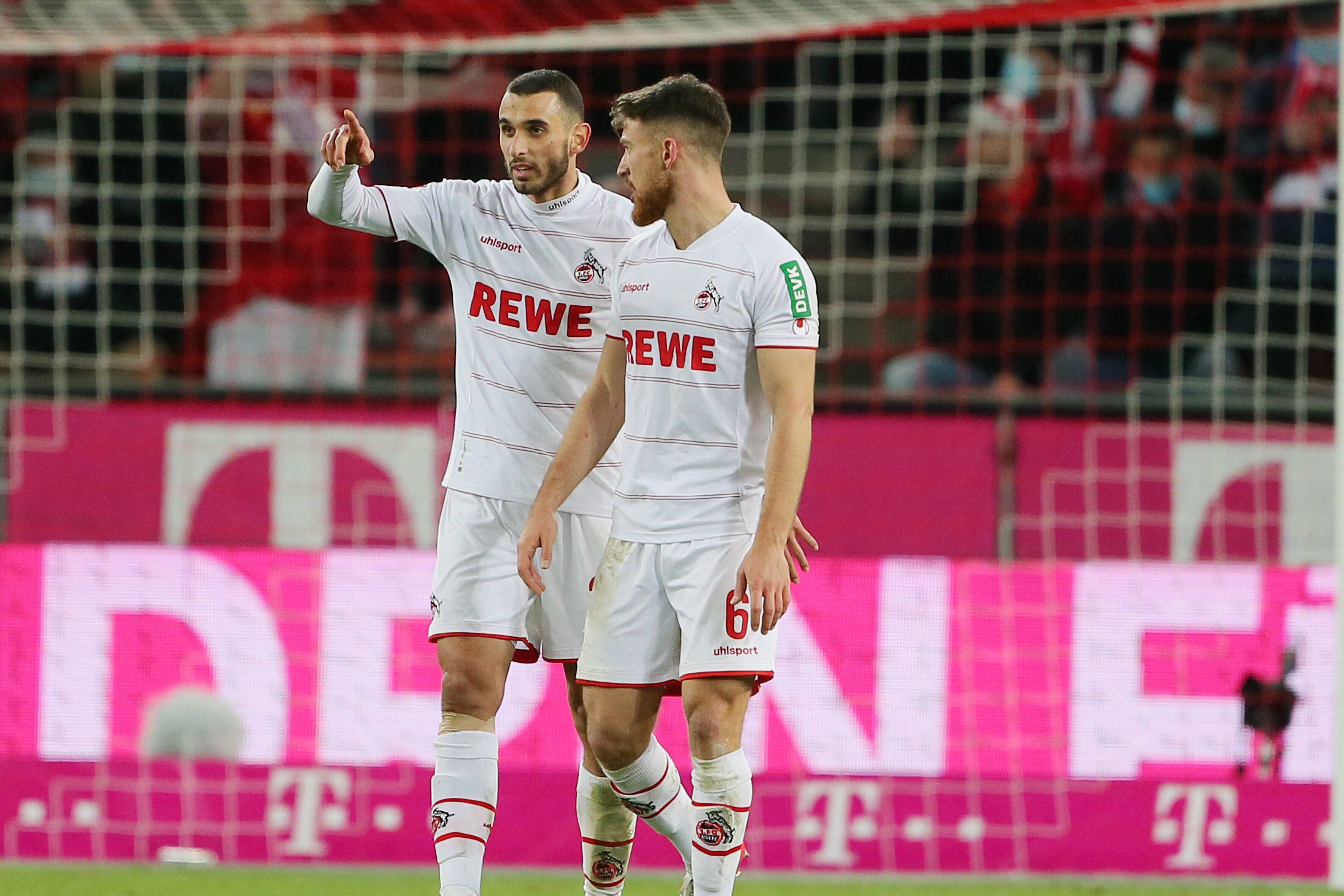 Ellyes Skhiri und Salih Özcan besprechen sich auf dem Platz.
