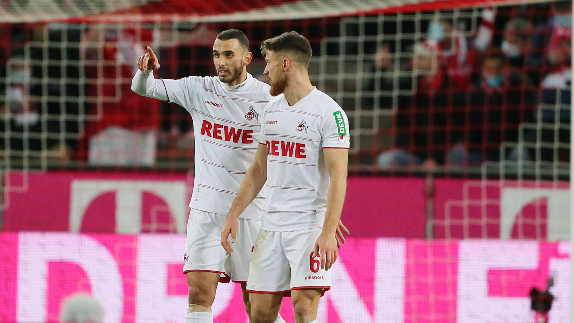 Ellyes Skhiri und Salih Özcan besprechen sich auf dem Platz.