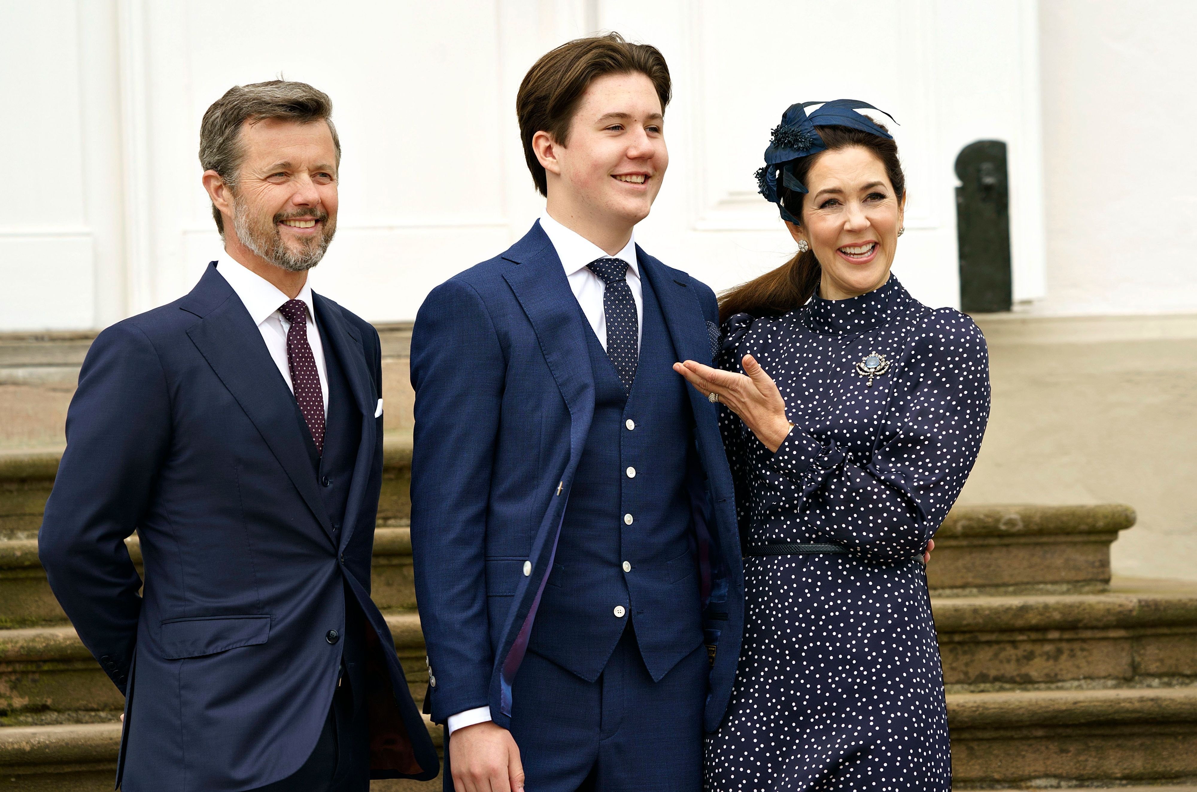 Christian (M) steht mit seinen Eltern König Frederik und Königin Mary nach seiner Konfirmation für ein gemeinsames Foto zusammen.