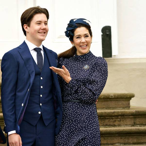 Christian (M) steht mit seinen Eltern König Frederik und Königin Mary nach seiner Konfirmation für ein gemeinsames Foto zusammen.