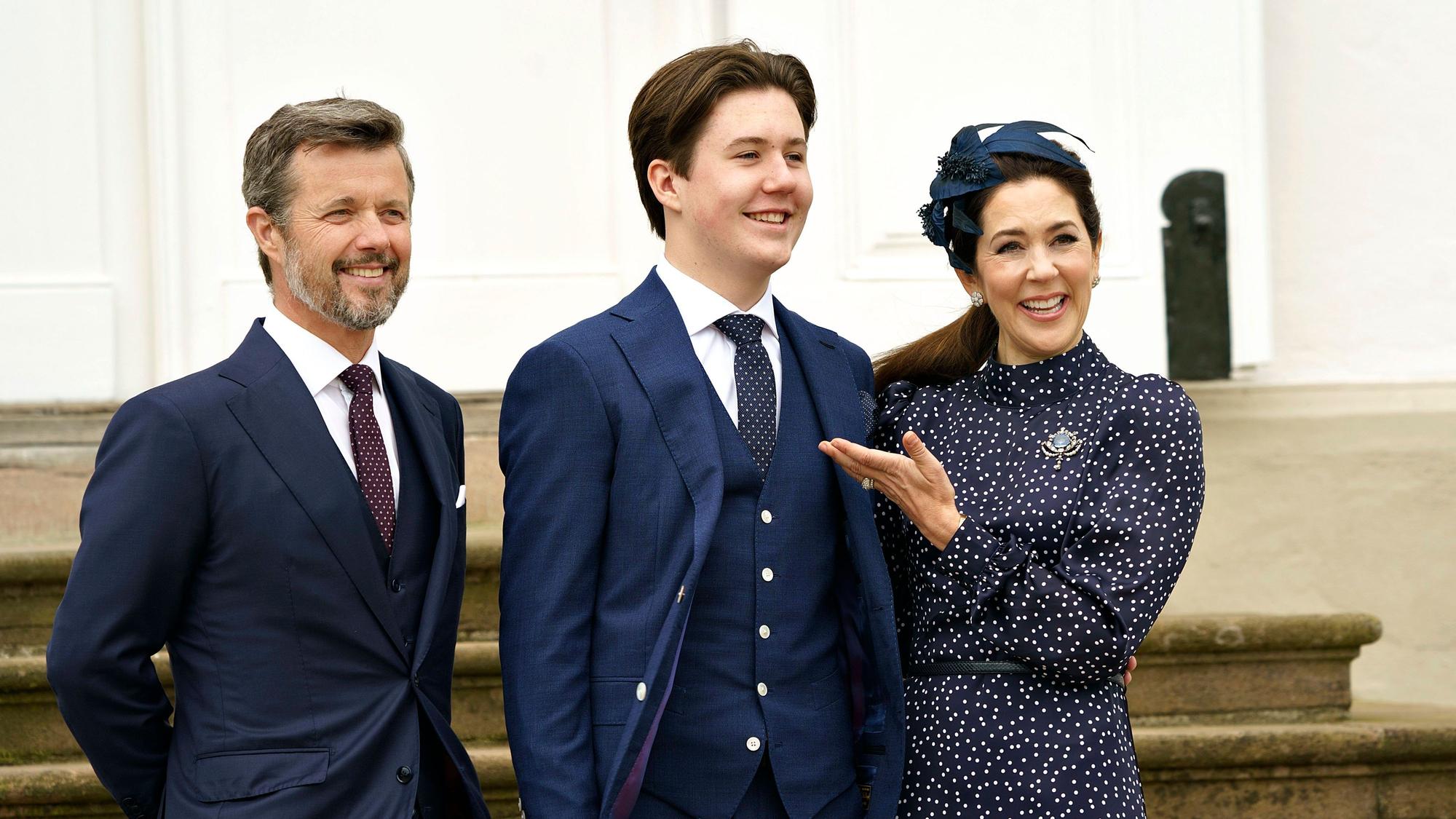 Christian (M) steht mit seinen Eltern König Frederik und Königin Mary nach seiner Konfirmation für ein gemeinsames Foto zusammen.