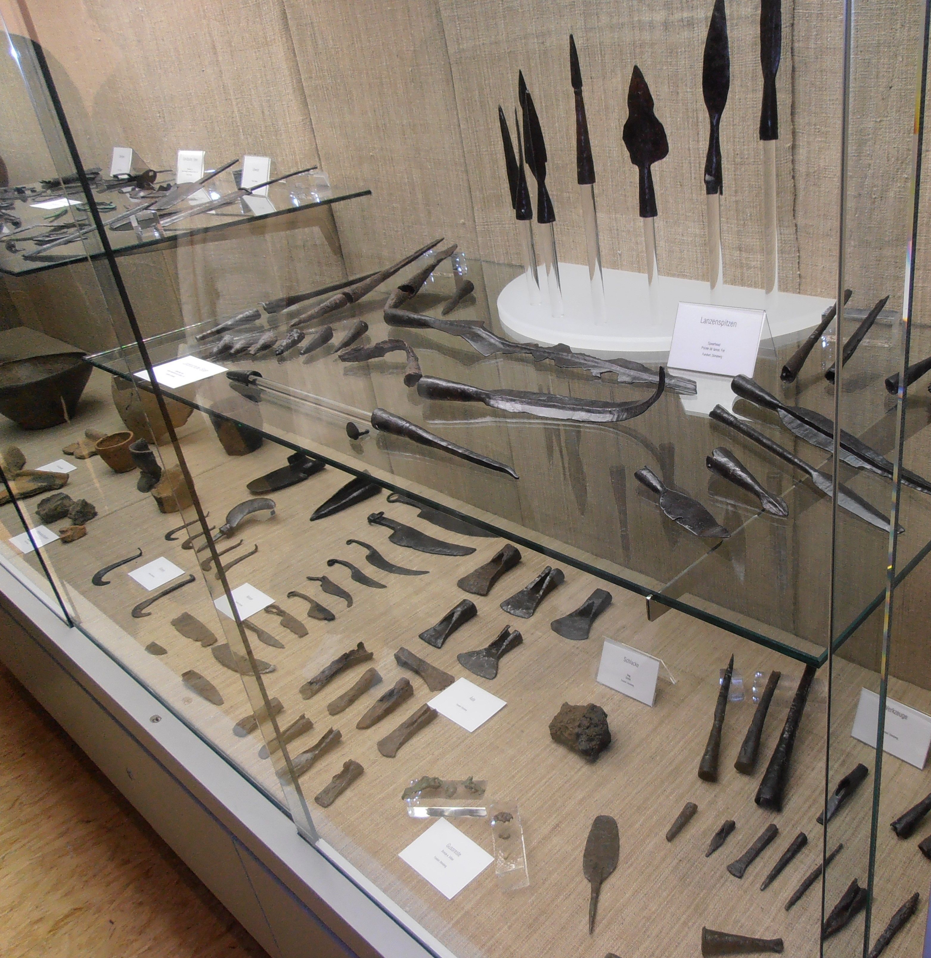 Eisenzeitliche Relikte im Museum „KeltenKeller“ in Biebertal/Hessen, wie sie auch hier von UHU’s auf der Windecker, aber auch auf der Anlage „Grünenborn“ in Lohmar-Honrath gefunden wurden.