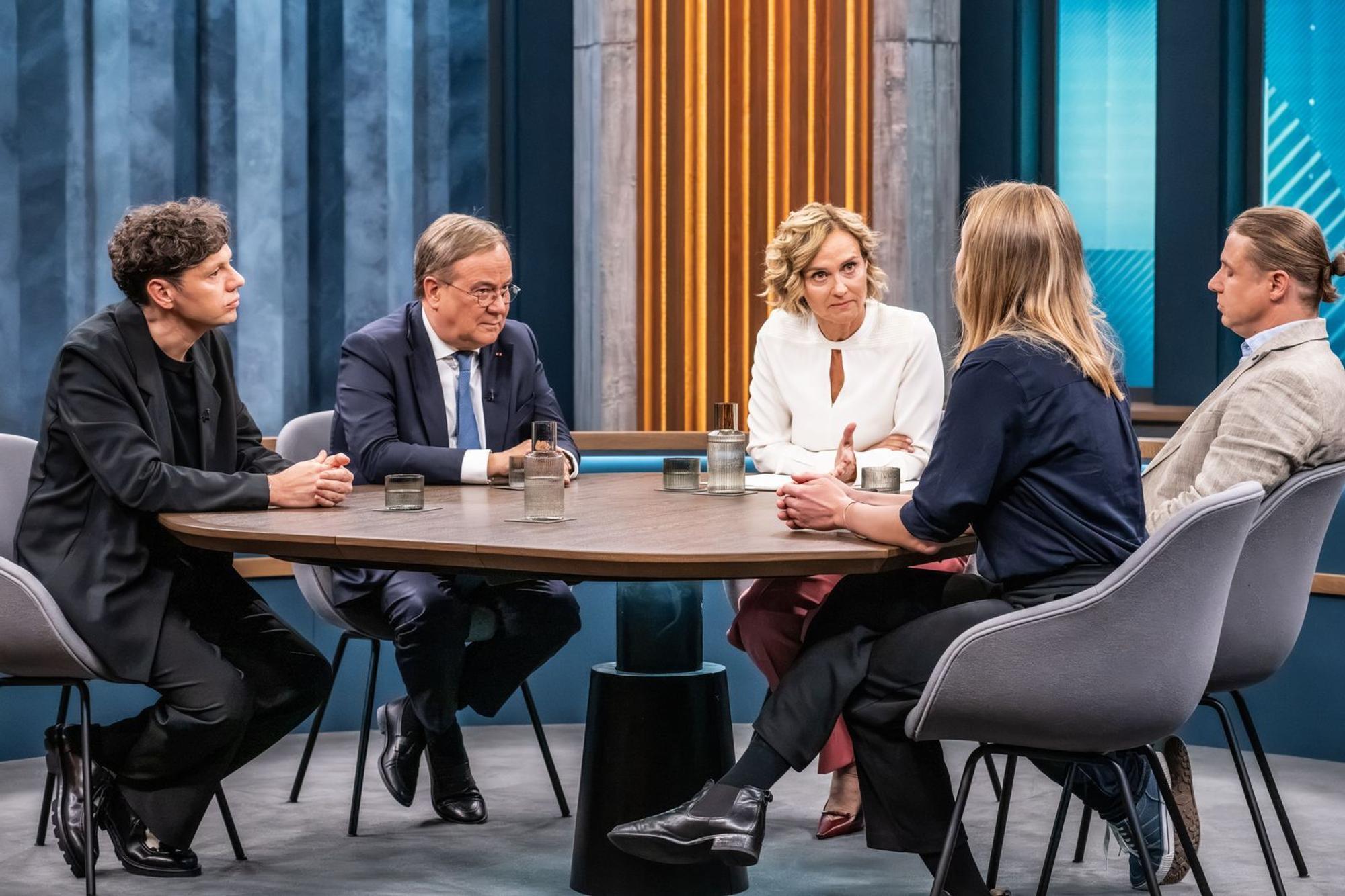 Caren Miosga (Mitte) sprach mit ihren Gästen über die in Sachsen-Anhalt anstehenden Landtagswahlen. (Bild: ARD / Claudius Pflug)
