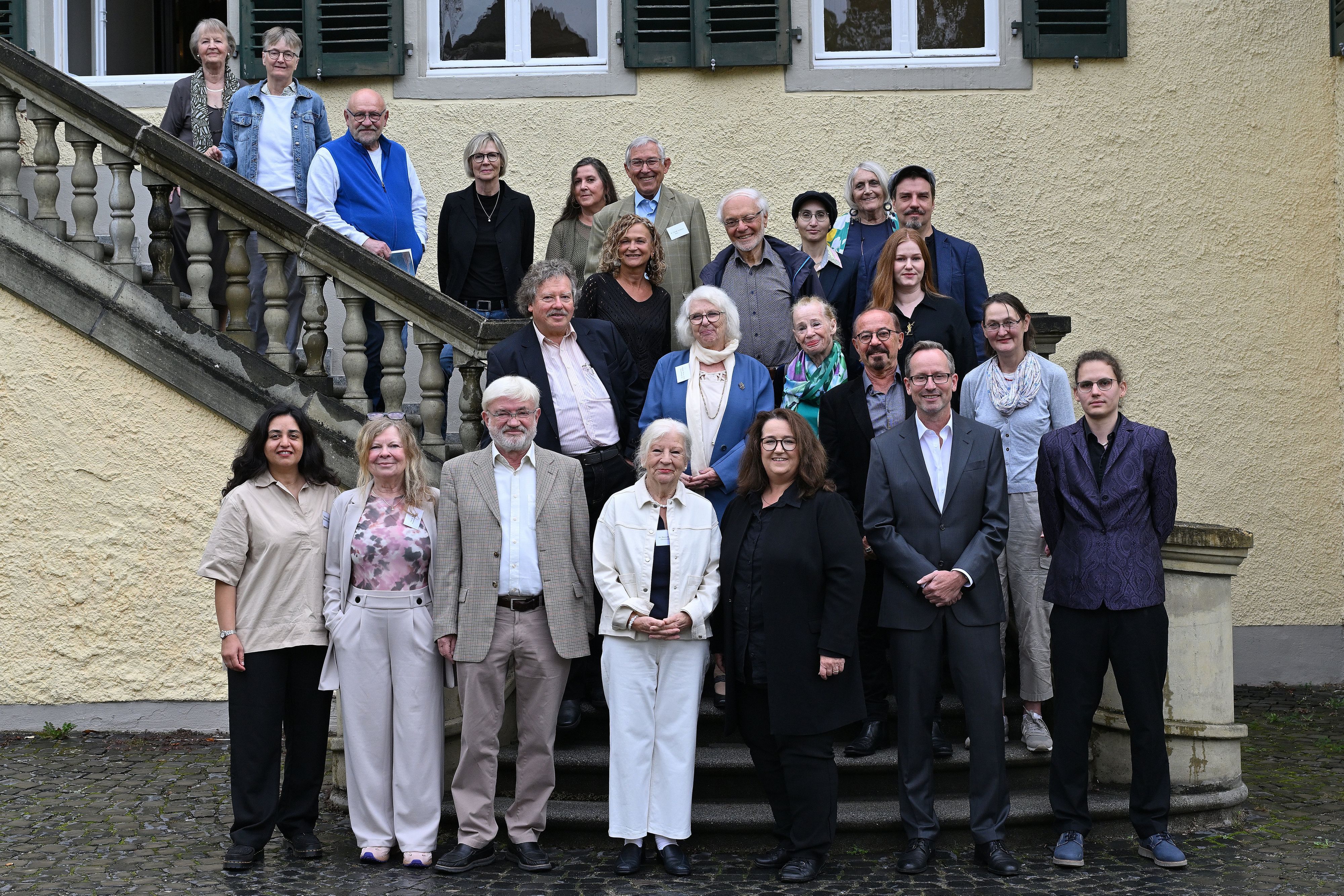 Die Teilnehmer des Wettbewerbs 2025 stehen in einer Gruppe vor Schloss Eulenbroich.