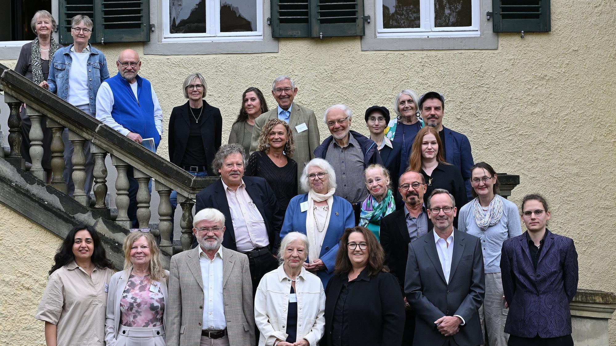 Die Teilnehmer des Wettbewerbs 2025 stehen in einer Gruppe vor Schloss Eulenbroich.