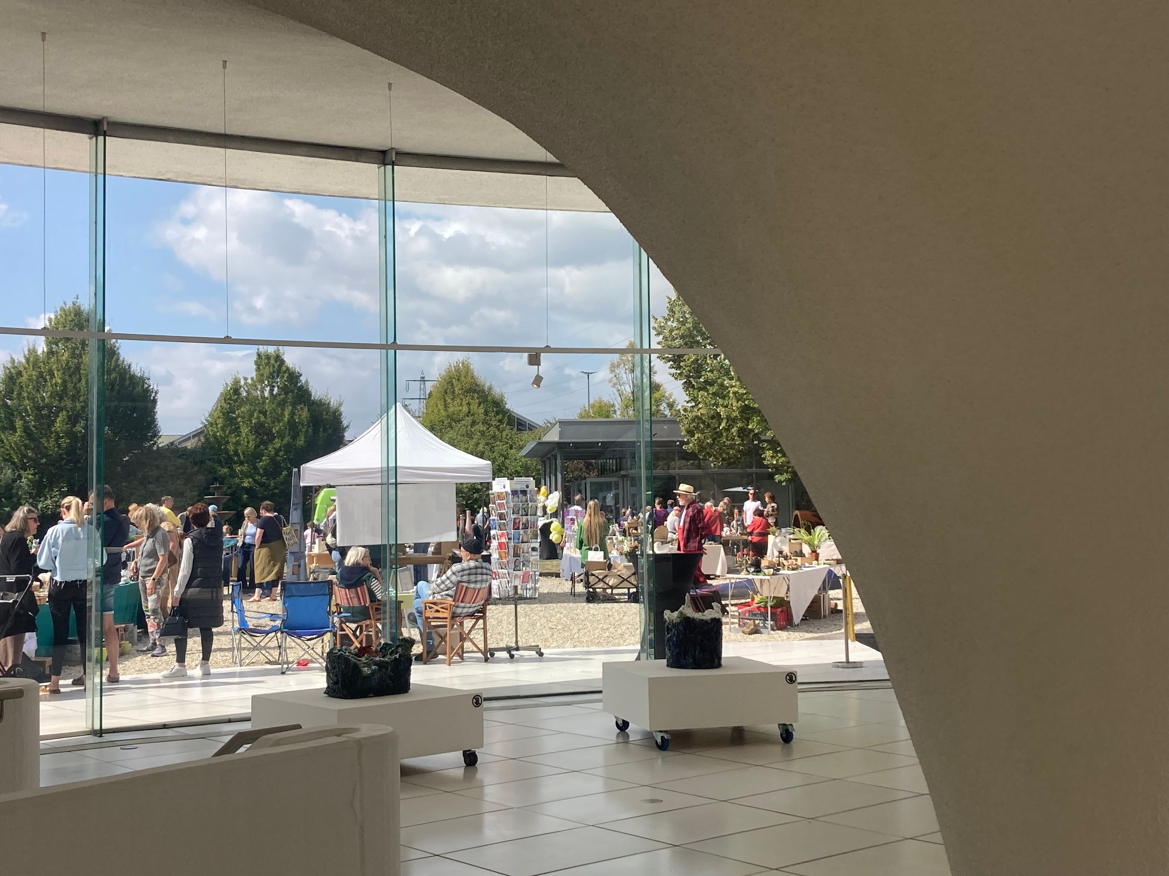 Auf dem Bild ist ein Blick in den Garten des Keramions zu sehen.