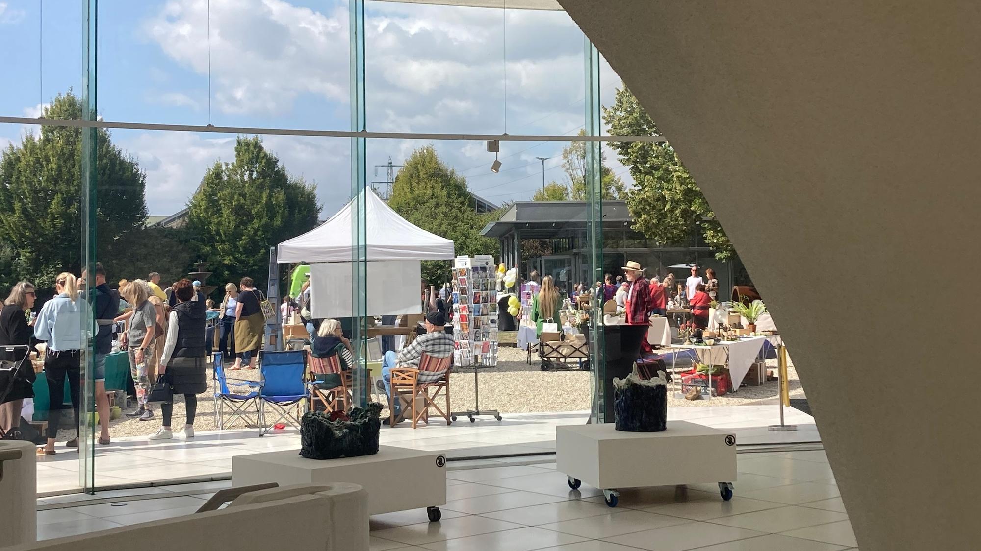 Auf dem Bild ist ein Blick in den Garten des Keramions zu sehen.