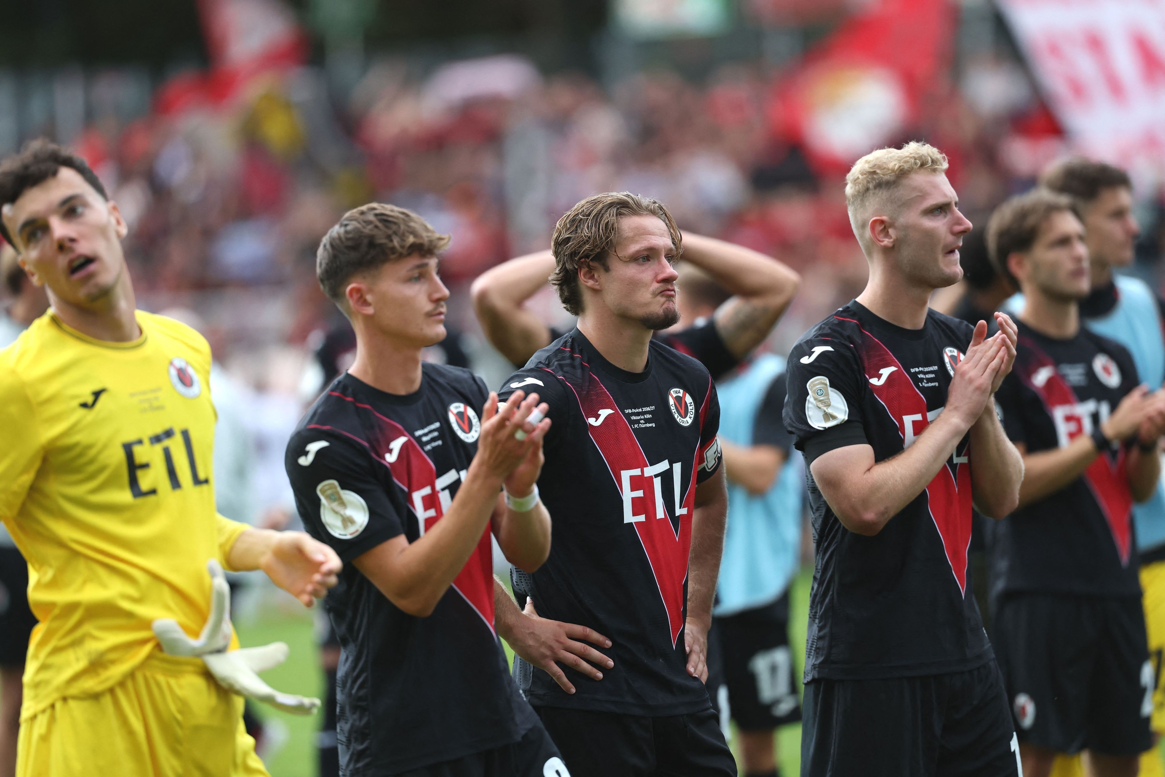 22.08.2026, Nordrhein-Westfalen, Köln: Fußball, Männer: DFB-Pokal, Viktoria Köln - 1. FC Nürnberg, 1. Runde, Sportanlage Höhenberg. Viktoria Kölns Tobias Eisenhuth (m) guckt traurig nach der Niederlage. Foto: Fabian Strauch/dpa - WICHTIGER HINWEIS: Gemäß den Vorgaben der Bundesliga bzw. des DFB Deutscher Fußball-Bund ist es untersagt, in dem Stadion und/oder vom Spiel angefertigte Fotoaufnahmen in Form von Sequenzbildern und/oder videoähnlichen Fotostrecken zu verwerten bzw. verwerten zu lassen. +++ dpa-Bildfunk +++