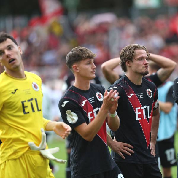22.08.2026, Nordrhein-Westfalen, Köln: Fußball, Männer: DFB-Pokal, Viktoria Köln - 1. FC Nürnberg, 1. Runde, Sportanlage Höhenberg. Viktoria Kölns Tobias Eisenhuth (m) guckt traurig nach der Niederlage. Foto: Fabian Strauch/dpa - WICHTIGER HINWEIS: Gemäß den Vorgaben der Bundesliga bzw. des DFB Deutscher Fußball-Bund ist es untersagt, in dem Stadion und/oder vom Spiel angefertigte Fotoaufnahmen in Form von Sequenzbildern und/oder videoähnlichen Fotostrecken zu verwerten bzw. verwerten zu lassen. +++ dpa-Bildfunk +++