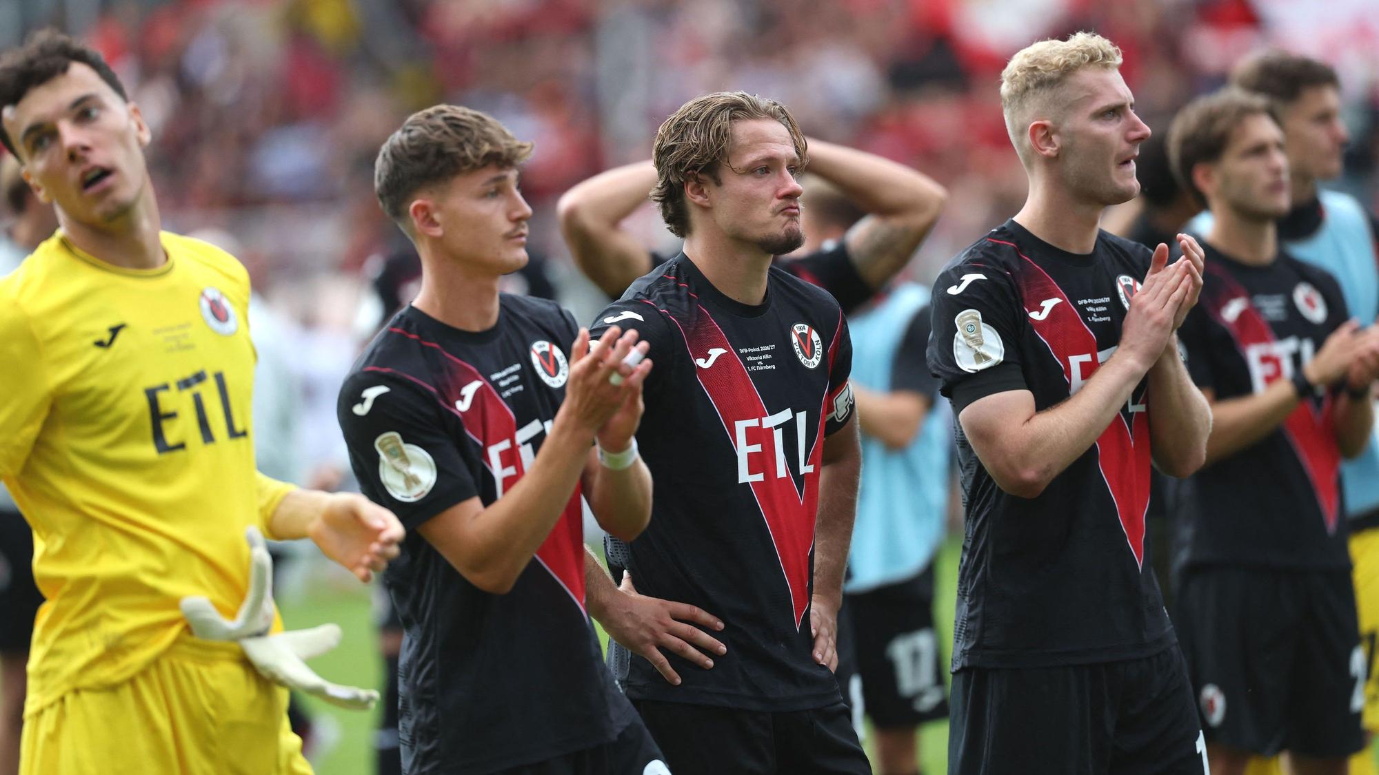 22.08.2026, Nordrhein-Westfalen, Köln: Fußball, Männer: DFB-Pokal, Viktoria Köln - 1. FC Nürnberg, 1. Runde, Sportanlage Höhenberg. Viktoria Kölns Tobias Eisenhuth (m) guckt traurig nach der Niederlage. Foto: Fabian Strauch/dpa - WICHTIGER HINWEIS: Gemäß den Vorgaben der Bundesliga bzw. des DFB Deutscher Fußball-Bund ist es untersagt, in dem Stadion und/oder vom Spiel angefertigte Fotoaufnahmen in Form von Sequenzbildern und/oder videoähnlichen Fotostrecken zu verwerten bzw. verwerten zu lassen. +++ dpa-Bildfunk +++