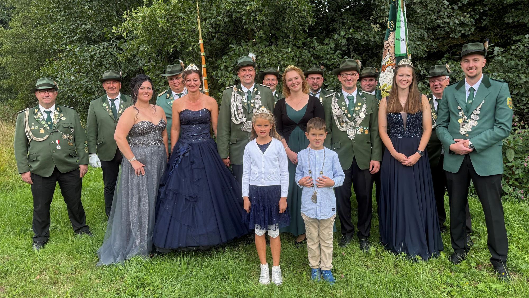 Gruppenfoto der neuen Majestäten des Schützensvereins Pernze-Wiedenest.