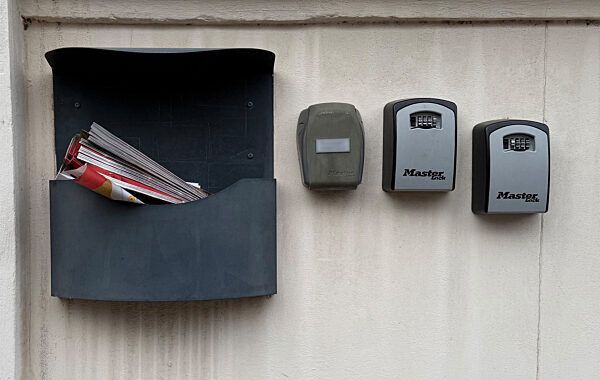 Klassische Code-Schlüsselkästen für Airbnb-Wohnungen an einer Hauswand. (Symbolbild)