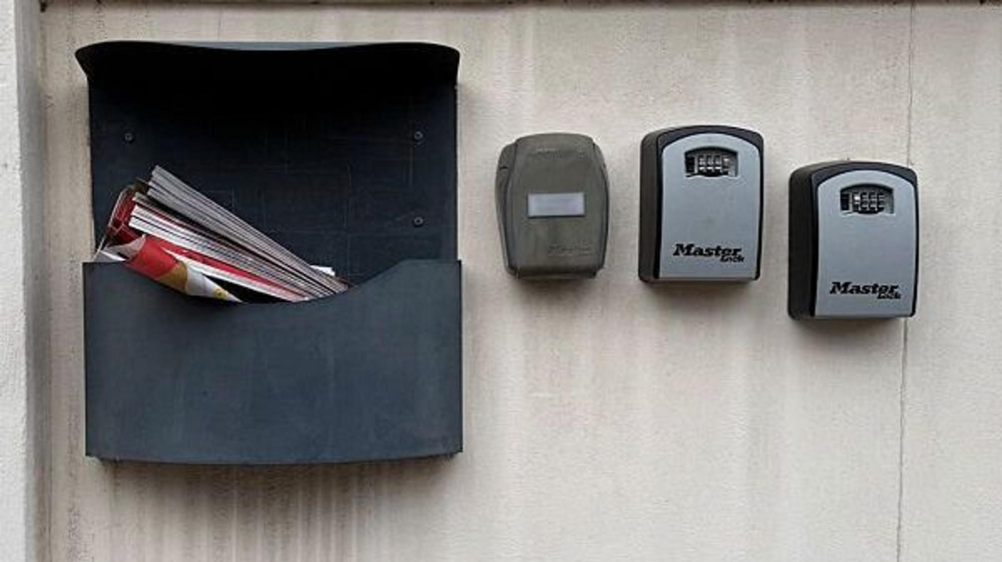Klassische Code-Schlüsselkästen für Airbnb-Wohnungen an einer Hauswand. (Symbolbild)