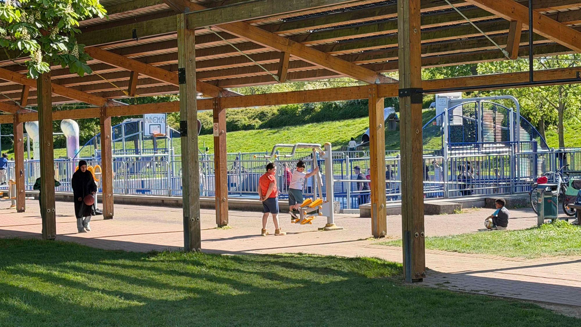 Menschen nutzen die Spiel- und Sportmöglichkeiten auf dem Gelände, auf dem sich früher das Euskirchener Freibad befand.