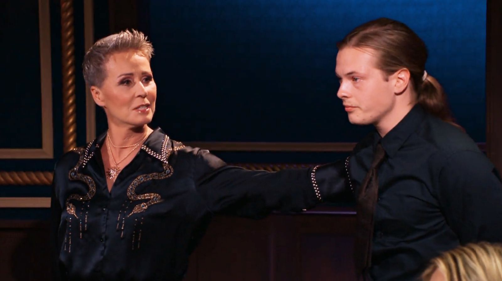 Gabriel fliegt mit fünf Stimmen. Unter Tränen sagt er: „Ich bin ein Loyaler.“ Sonja tröstet: „Du warst ein toller Spieler.“ (Bild: RTL)