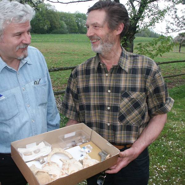 v. li.: Der UHU-Vorsitzende Peter Krause und sein Sohn besichtigen 2004 Reste eines schönen mittelalterlichen Gefäßes vom Vereinskollegen Paul Stommel aus Ruppichteroth-Kuchem.