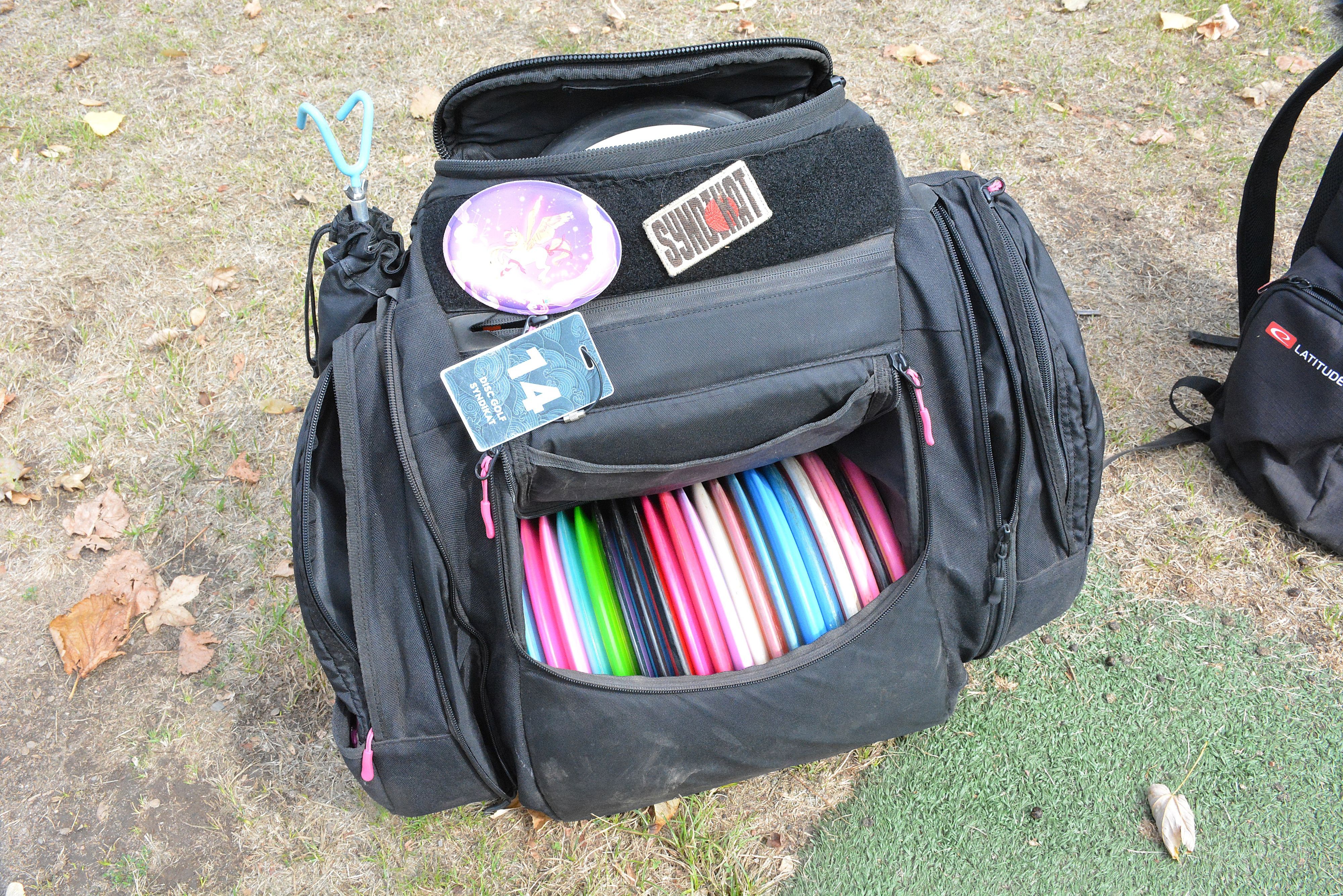 Eine Tasche mit den Discgolf-Scheiben.