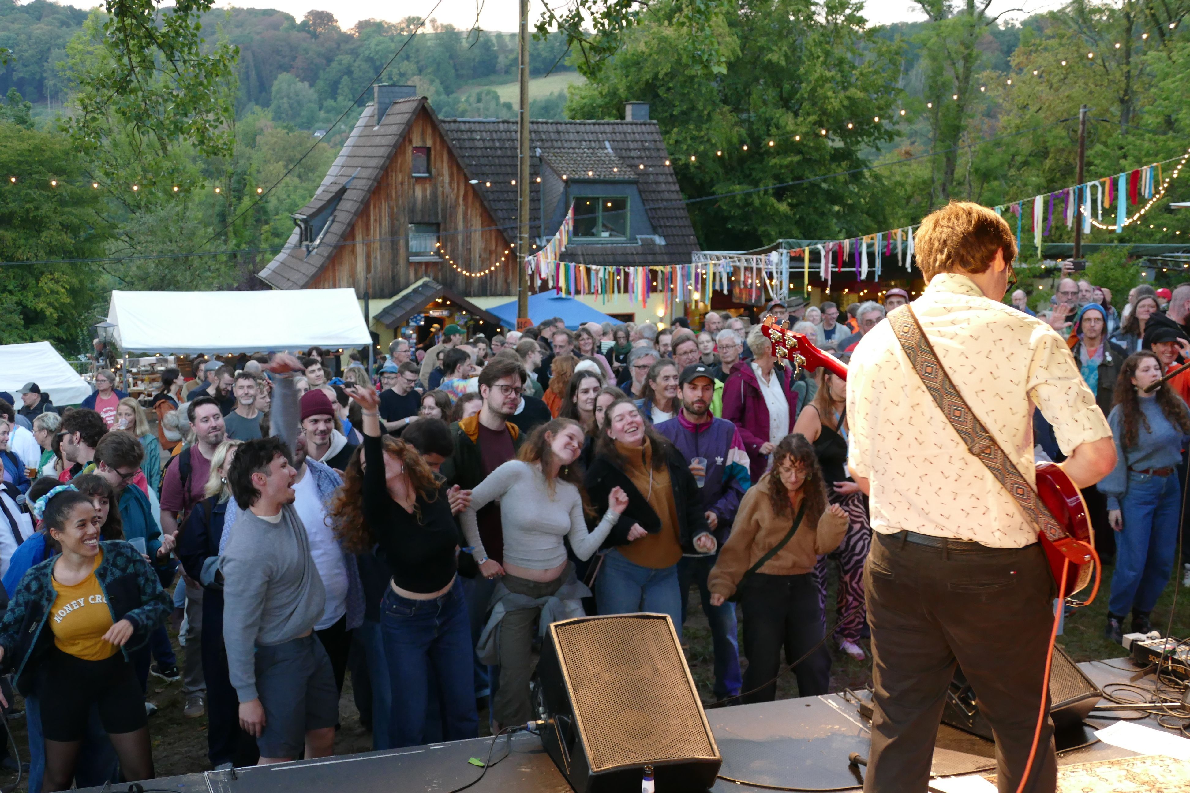 Die Beatles-Mania ist wieder los beim Auftritt von Lucy and the taxmen.