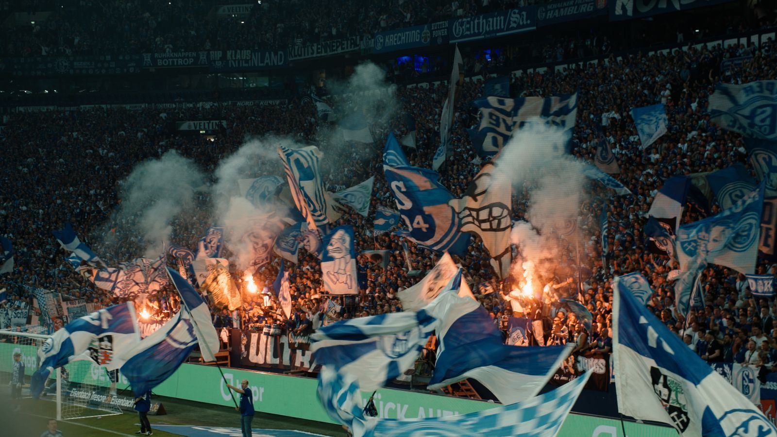 Auf Schalke brennt wieder Licht: Die Nordkurve steht wie eine Wand hinter Miron Muslics Team. (Bild: Sky / mach2media)