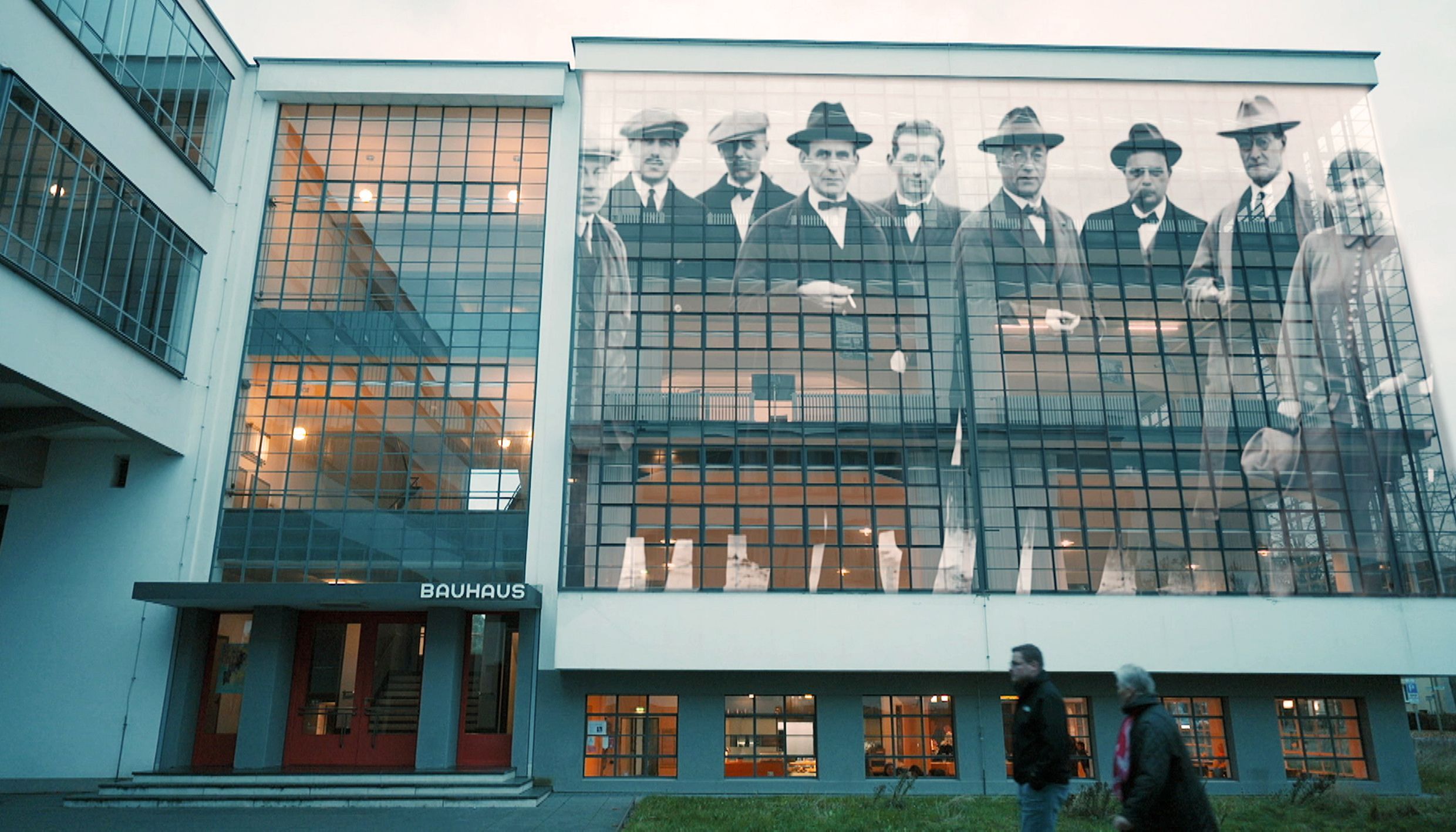 Die Gründer der berühmten Kunst- und Designschule auf der Glasfassade des Schulgebäudes in Dessau