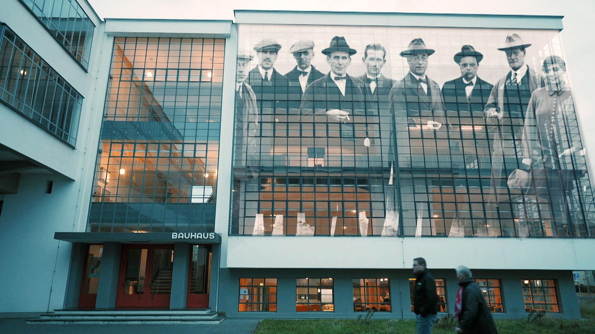 Die Gründer der berühmten Kunst- und Designschule auf der Glasfassade des Schulgebäudes in Dessau