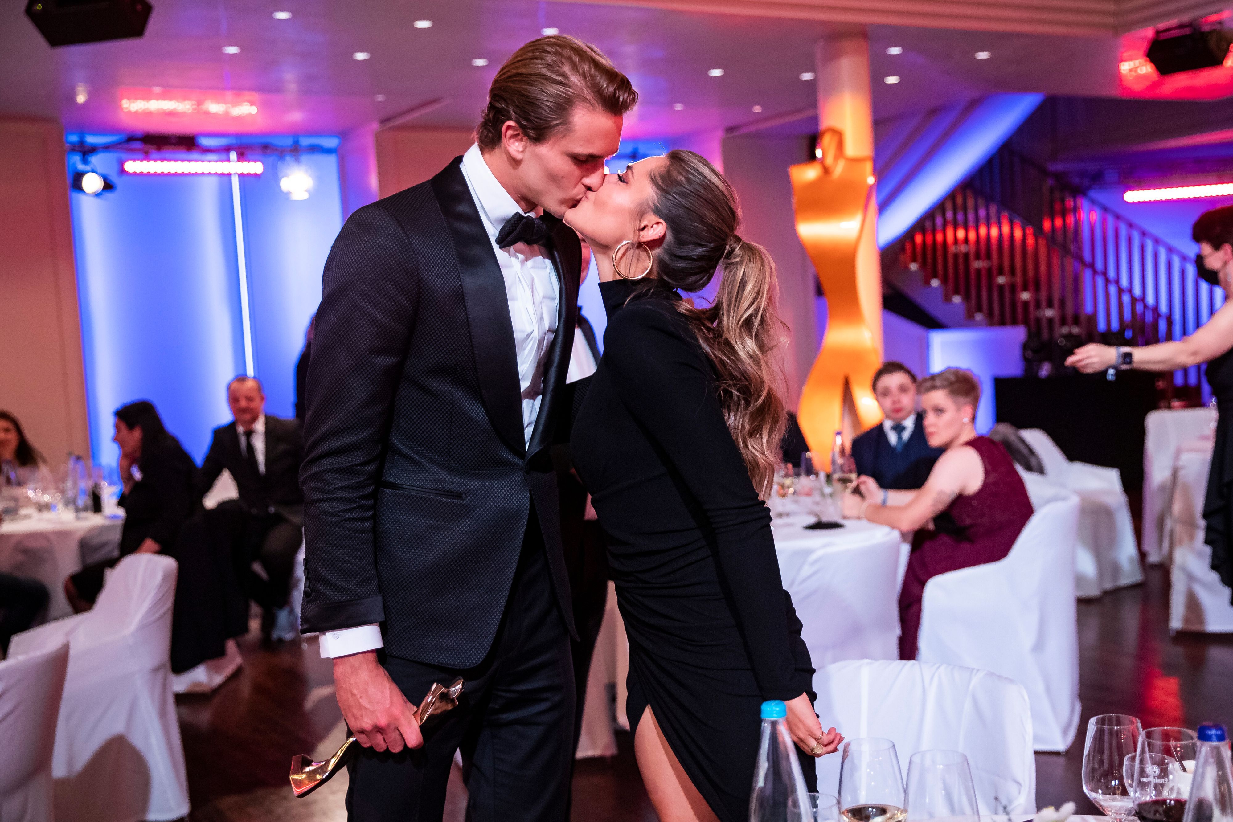 Alexander Zverev und Sophia Thomalla küssen sich.