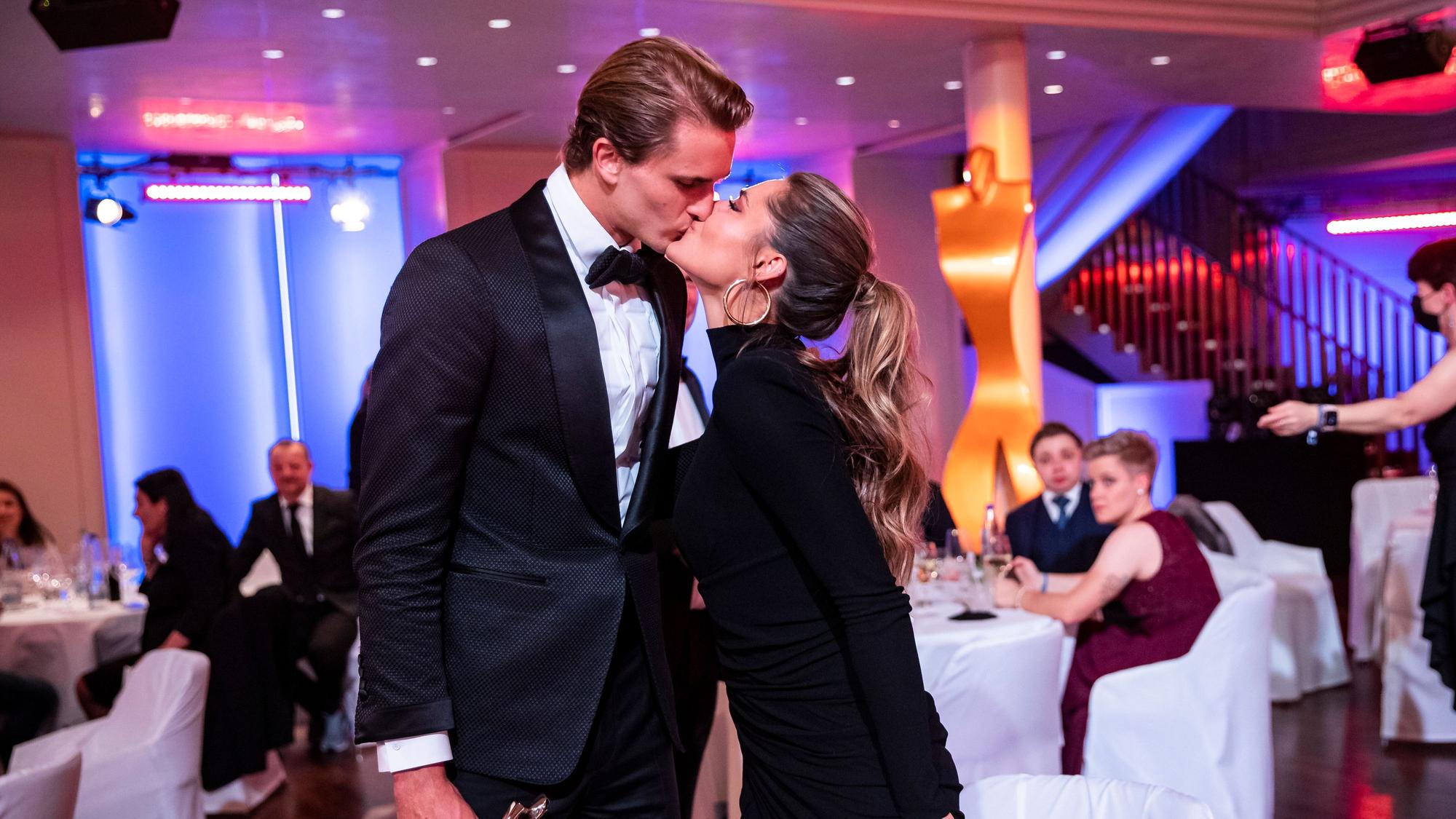 Alexander Zverev und Sophia Thomalla küssen sich.
