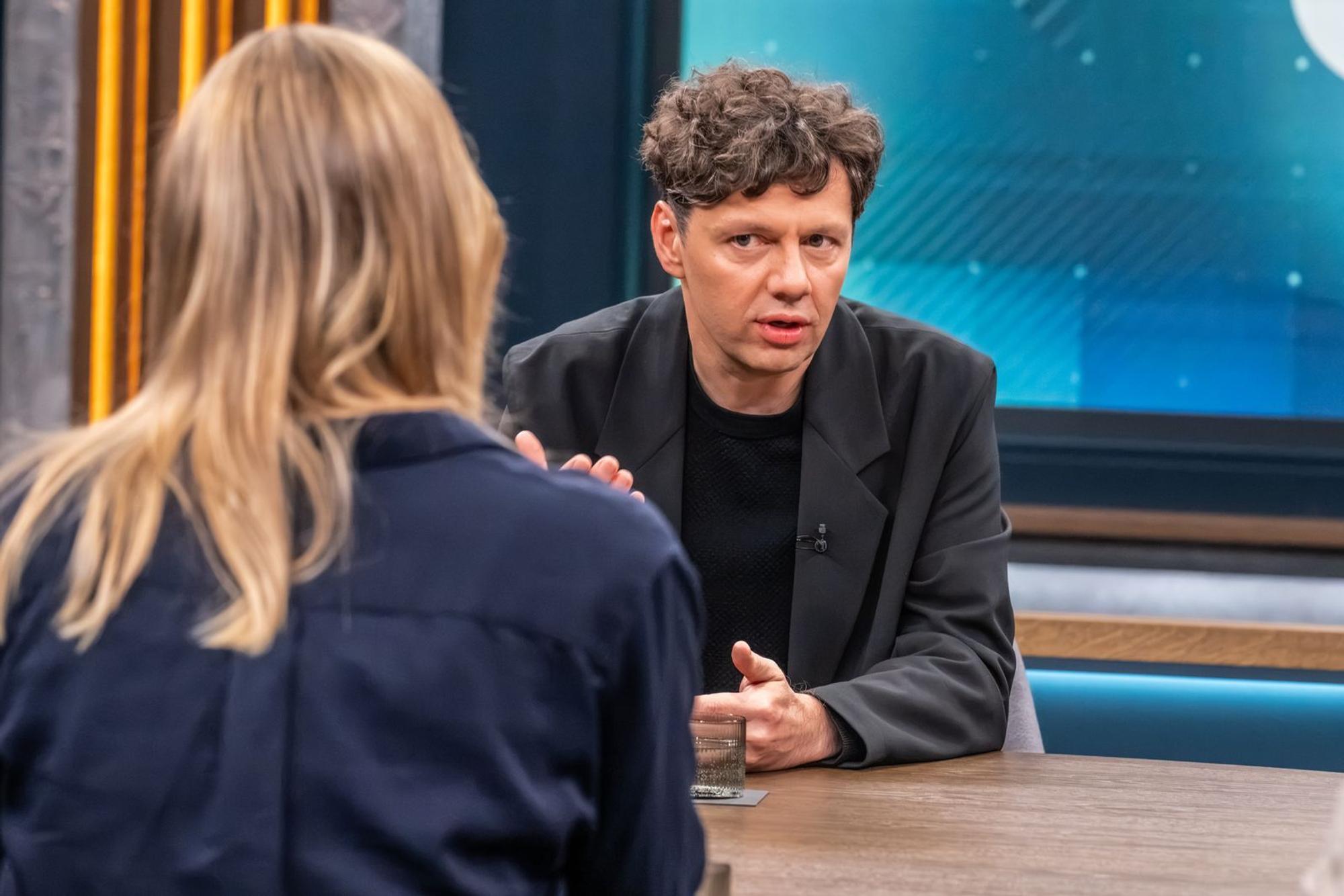 Schauspieler Christian Friedel ist Teil der Initiative „Wahre Heimatliebe ist...“, die einen AfD-Wahlsieg in Sachsen-Anhalt verhindern will. (Bild: ARD / Claudius Pflug)
