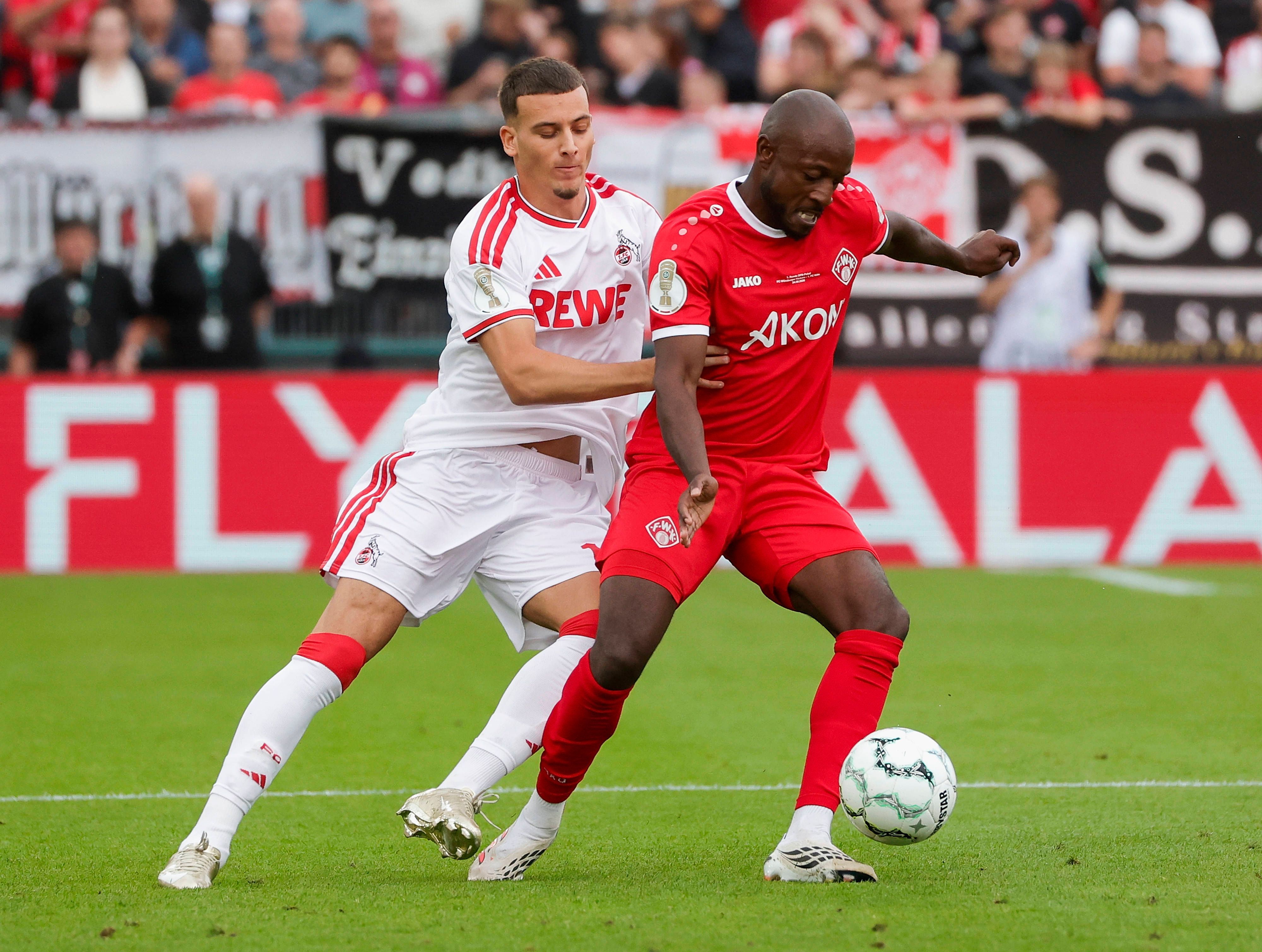 Said El Mala und David Kinsombi kämpfen um den Ball.