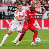 Said El Mala und David Kinsombi kämpfen um den Ball.