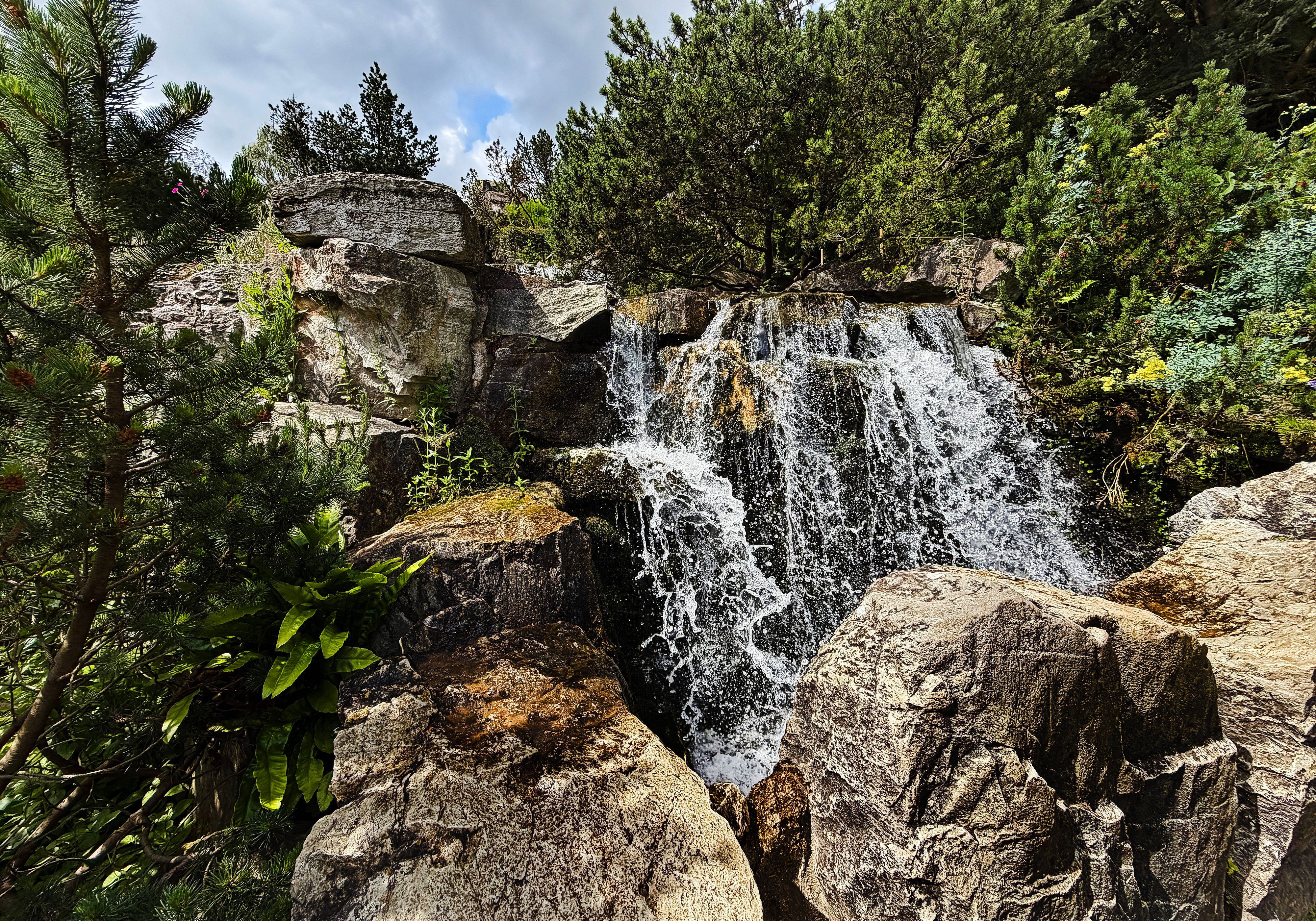 Wasserfall im Alpinum.