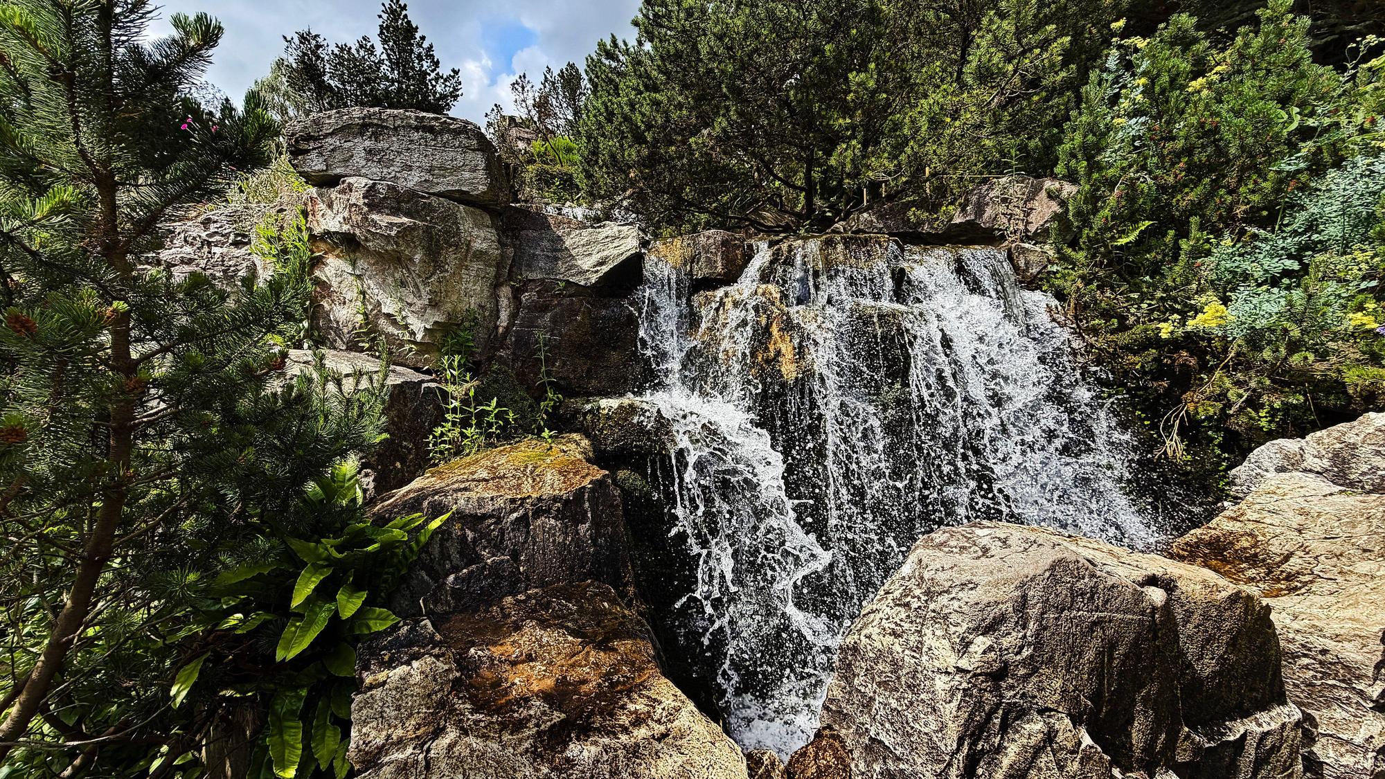 Wasserfall im Alpinum.