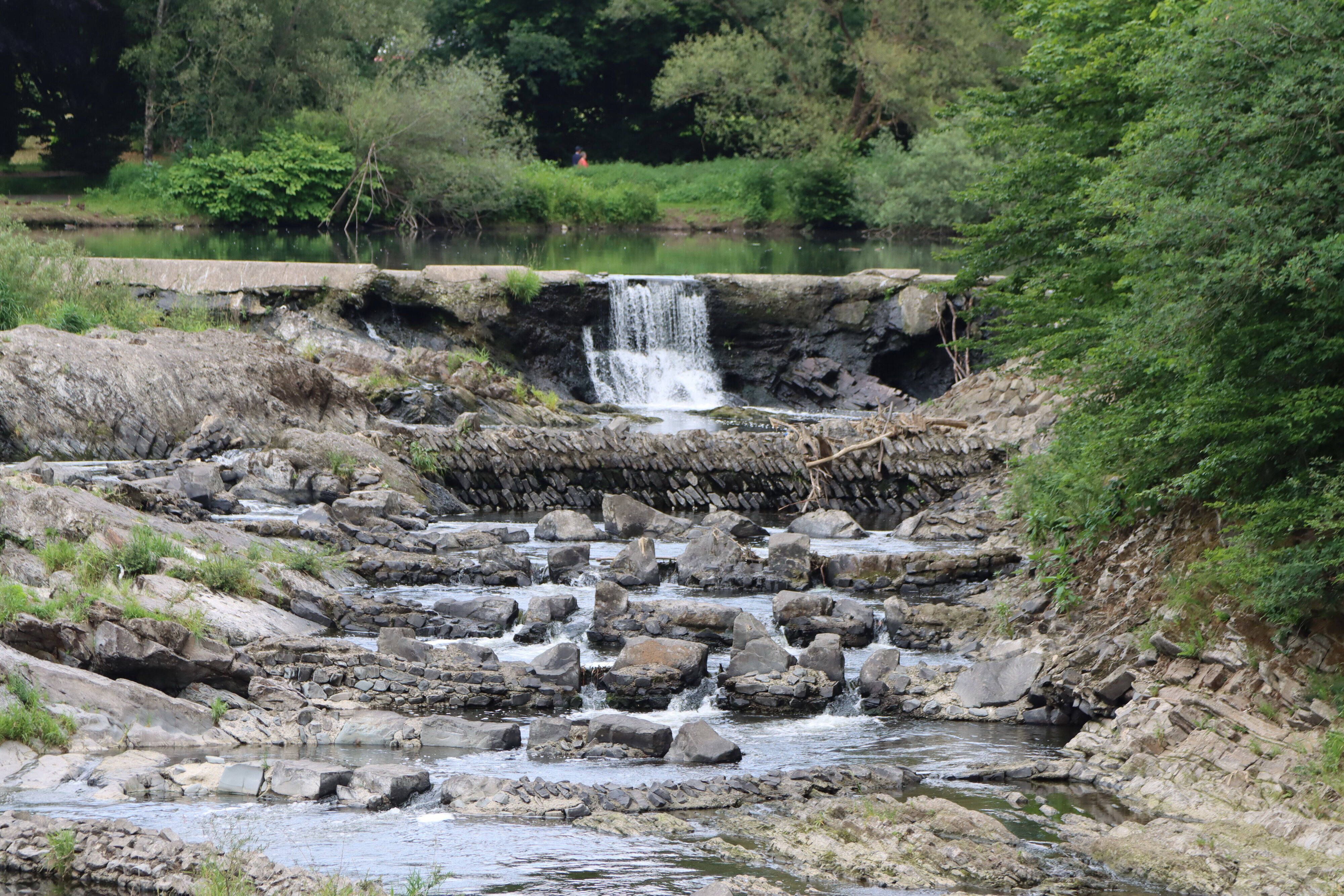 Mit einer Breite von etwa 84 Metern gilt dieser Fall als der breiteste Wasserfall Nordrhein-Westfalens.