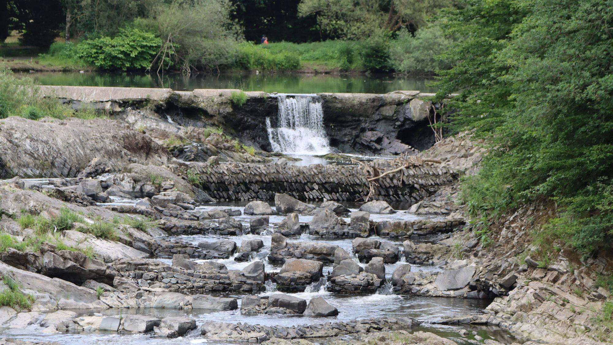 Mit einer Breite von etwa 84 Metern gilt dieser Fall als der breiteste Wasserfall Nordrhein-Westfalens.